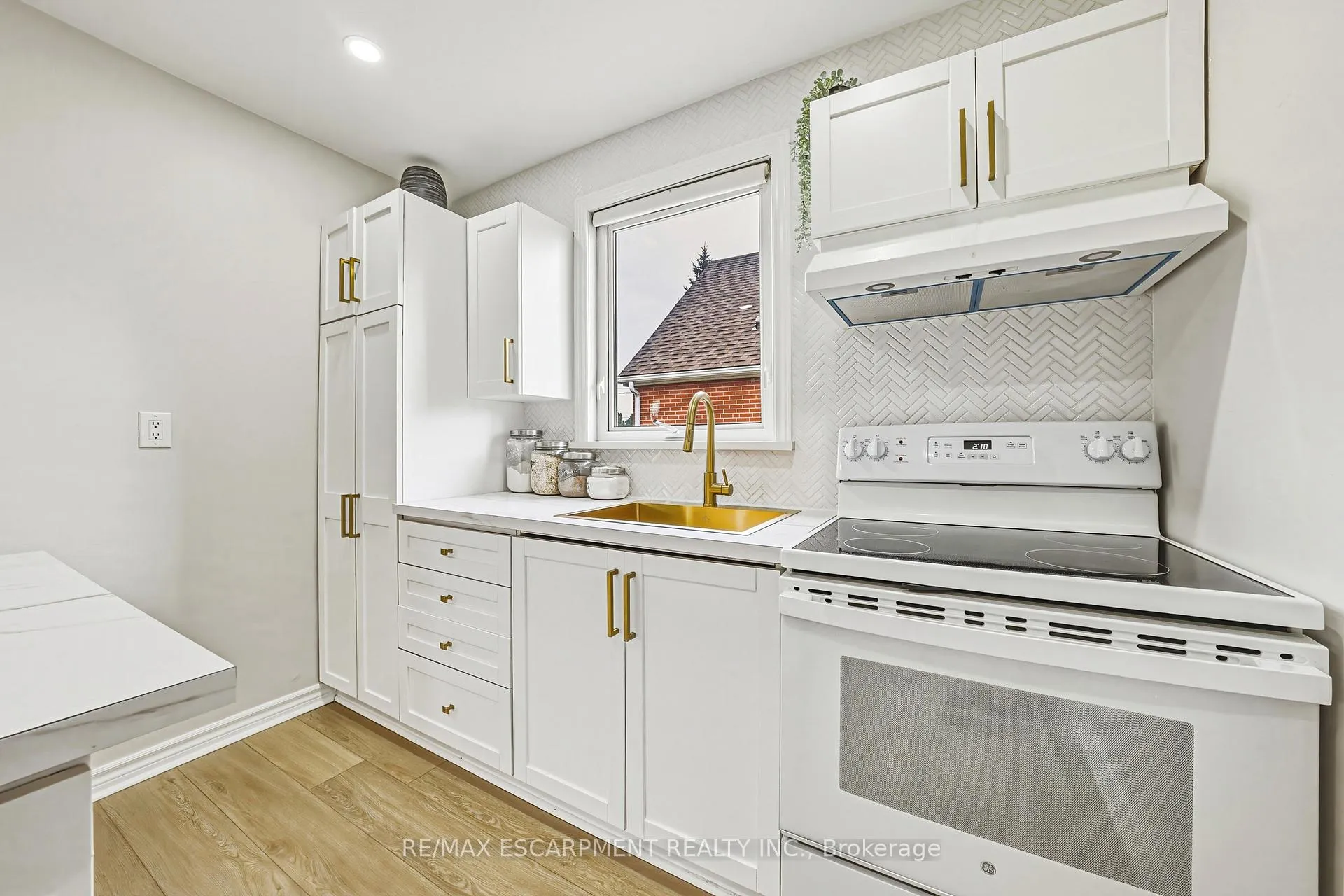 Photo 10 of 280 Montrose Avenue, Hamilton, Rosedale — HOMEH