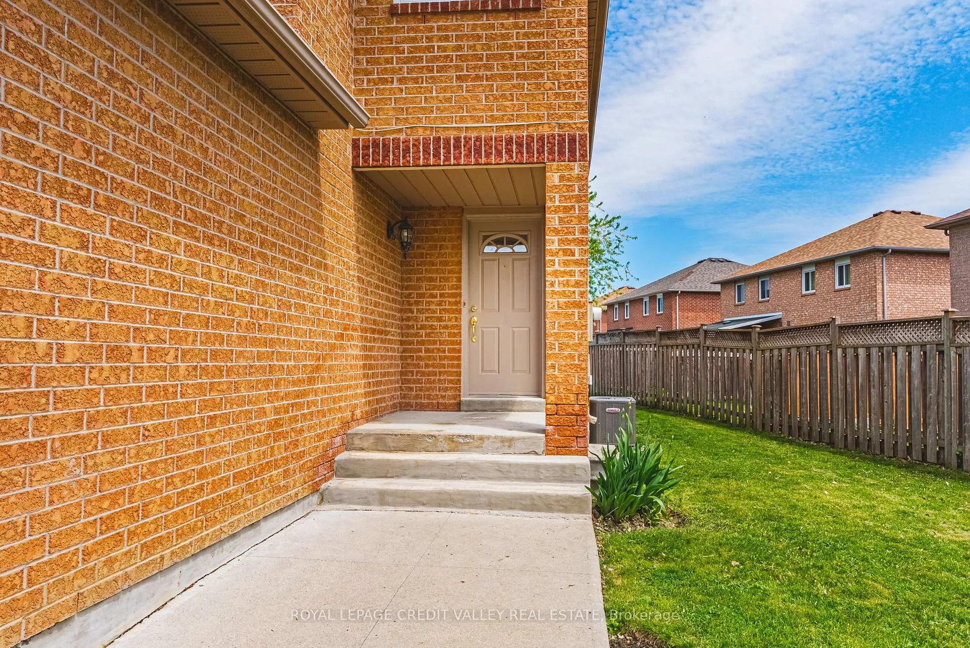 Photo 3 of 155 Saddletree Trail, Brampton, Brampton West — HOMEH
