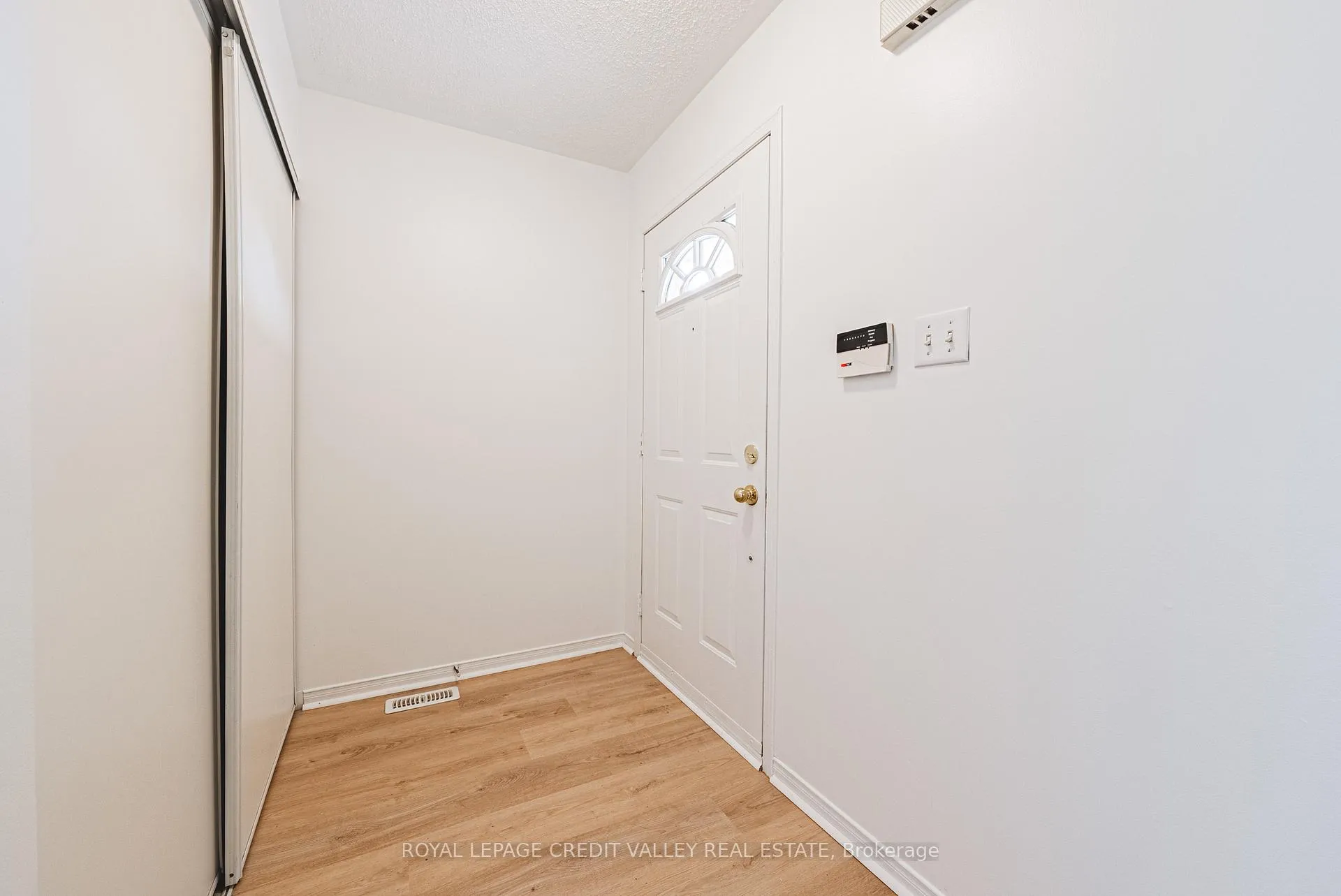 Photo 5 of 155 Saddletree Trail, Brampton, Brampton West — HOMEH