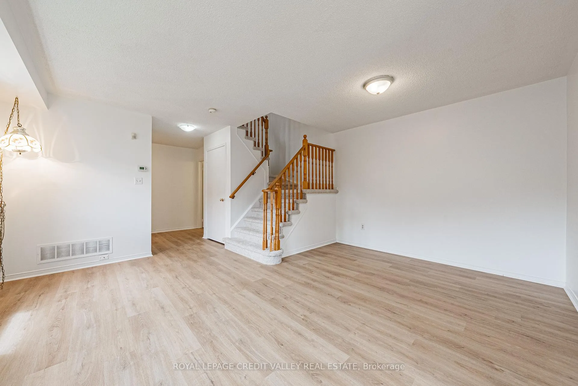 Photo 8 of 155 Saddletree Trail, Brampton, Brampton West — HOMEH