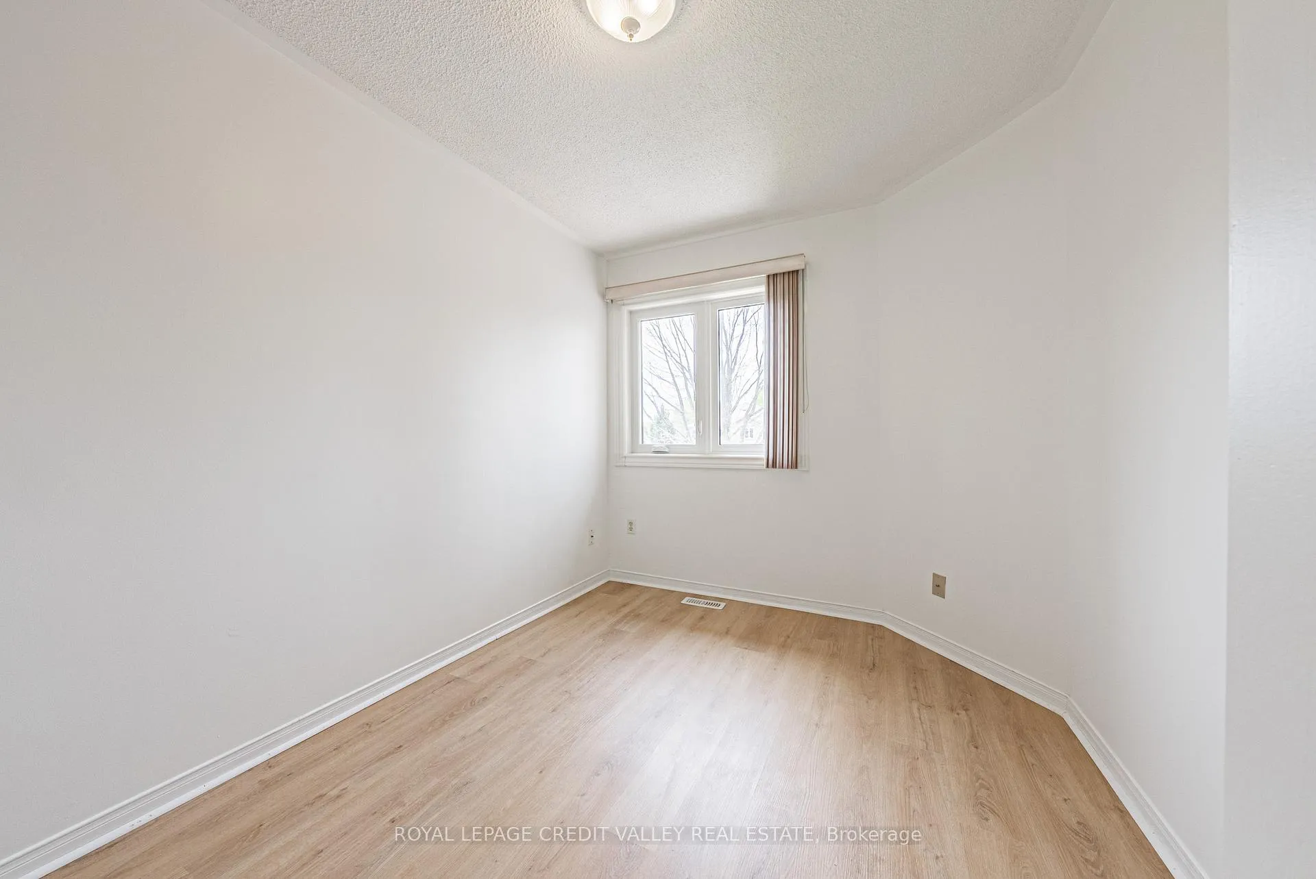 Photo 13 of 155 Saddletree Trail, Brampton, Brampton West — HOMEH