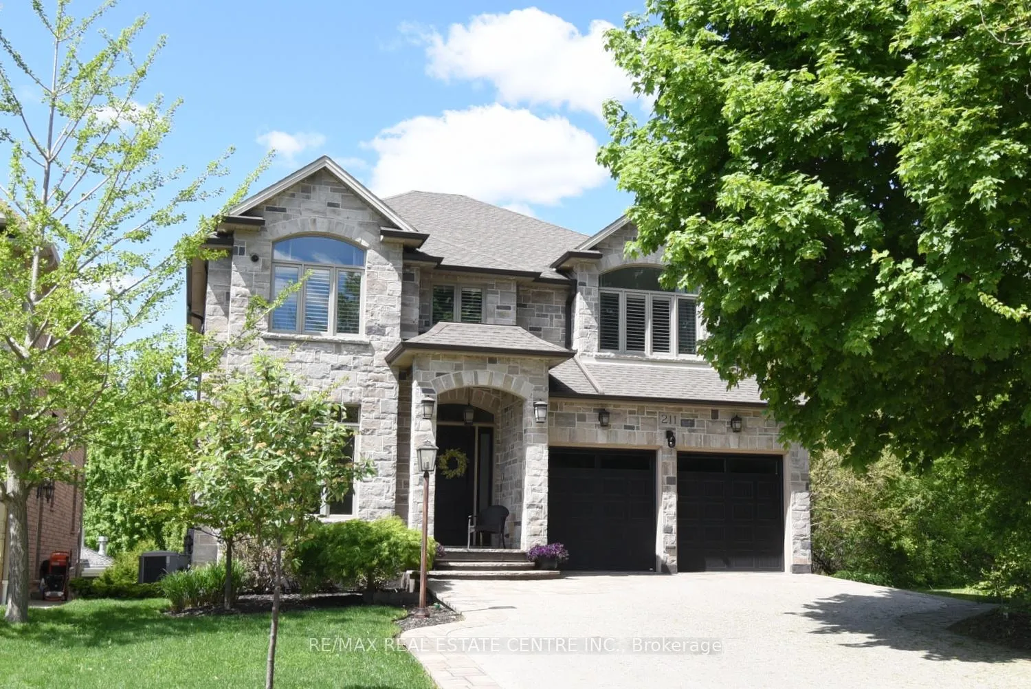 Photo 1 of 211 Tollgate Drive, Hamilton, Ancaster — HOMEH