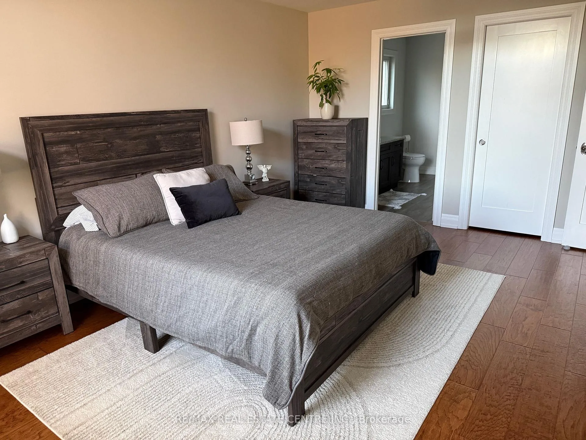 Photo 23 of 211 Tollgate Drive, Hamilton, Ancaster — HOMEH