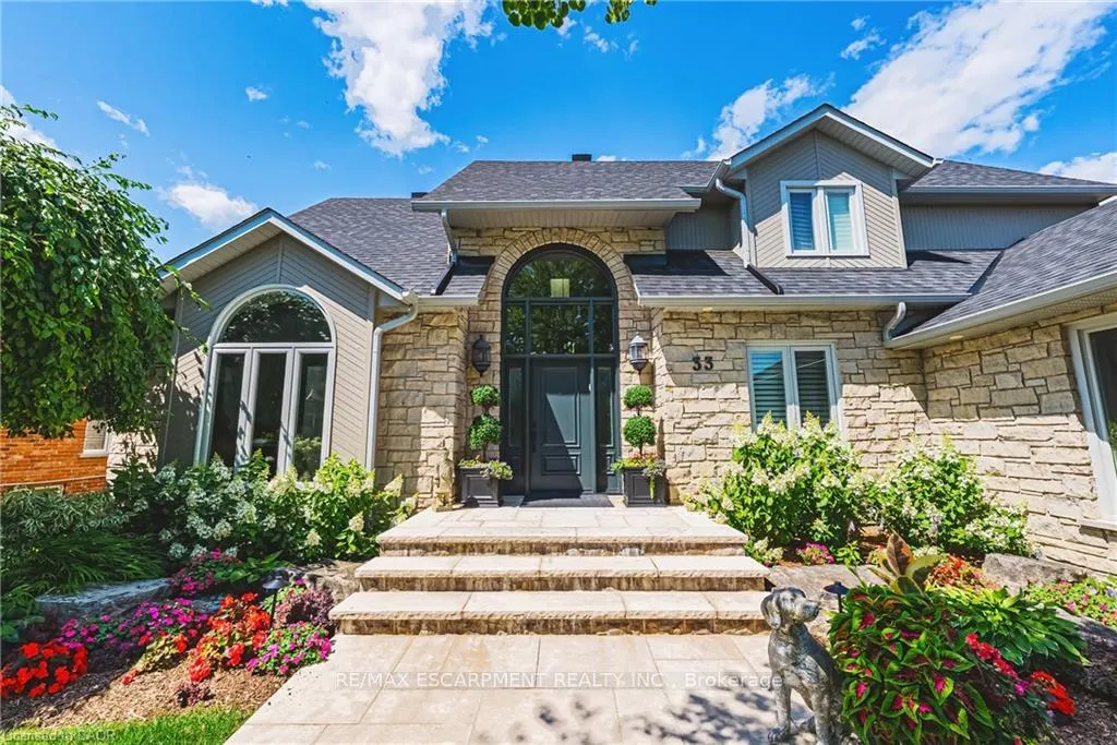Front of 33 Golfview Crescent