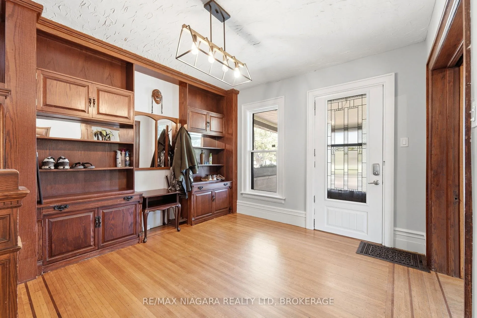 Photo 5 of 4887 Crysler Avenue, Niagara Falls, Downtown — HOMEH