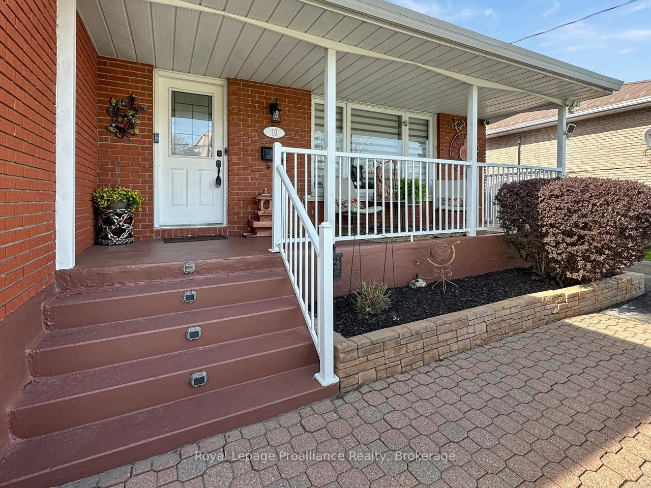 Photo 3 of 10 Chown Crescent, Belleville, Belleville Ward — HOMEH