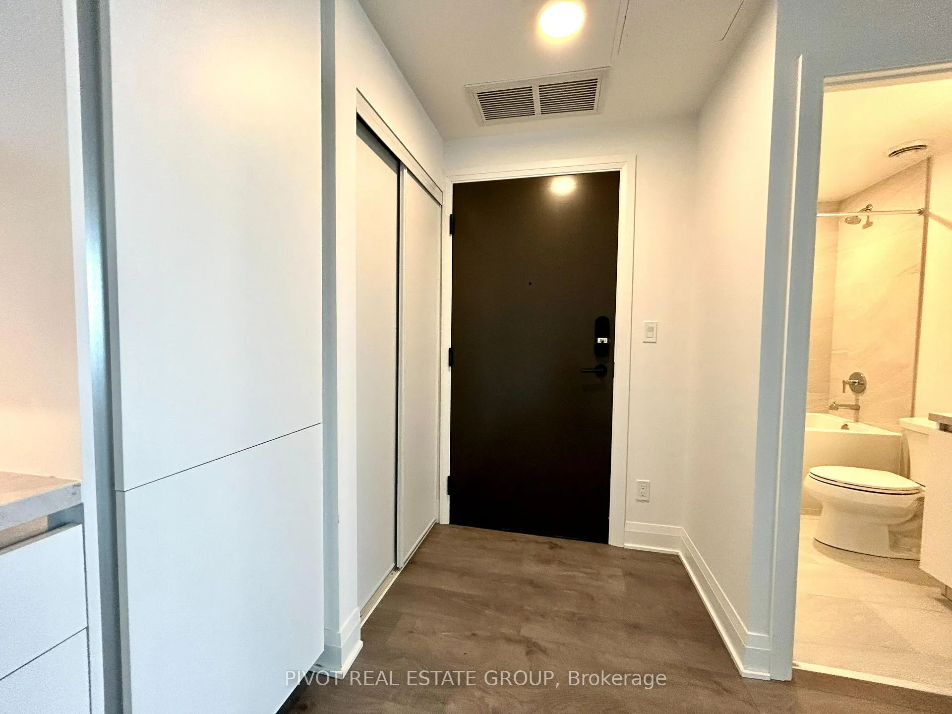 Photo 3 of Unit 3011, 2 Erskine Road, Mississauga, City Centre — HOMEH