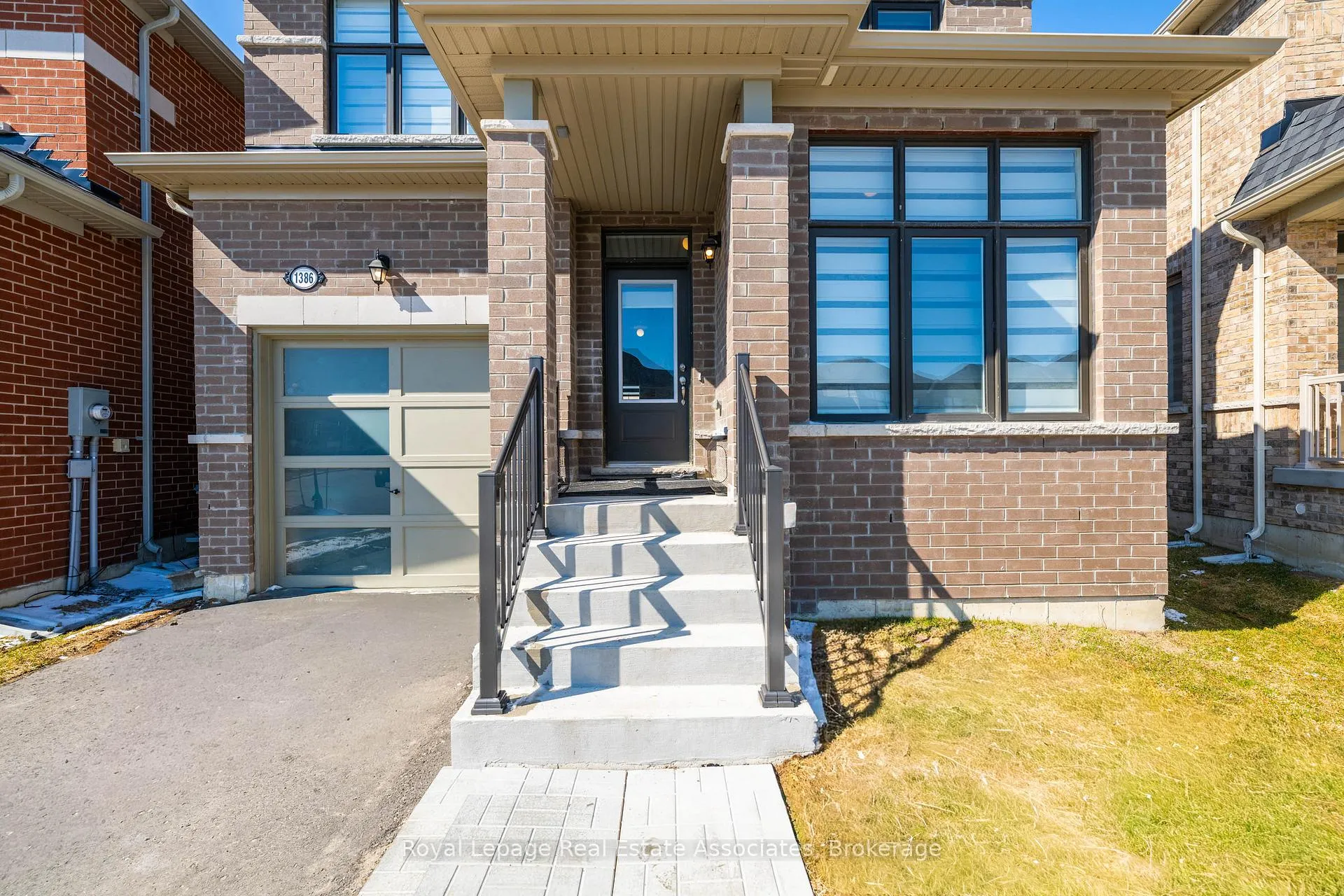 Photo 3 of 1386 Davis Loop, Innisfil, Lefroy — HOMEH
