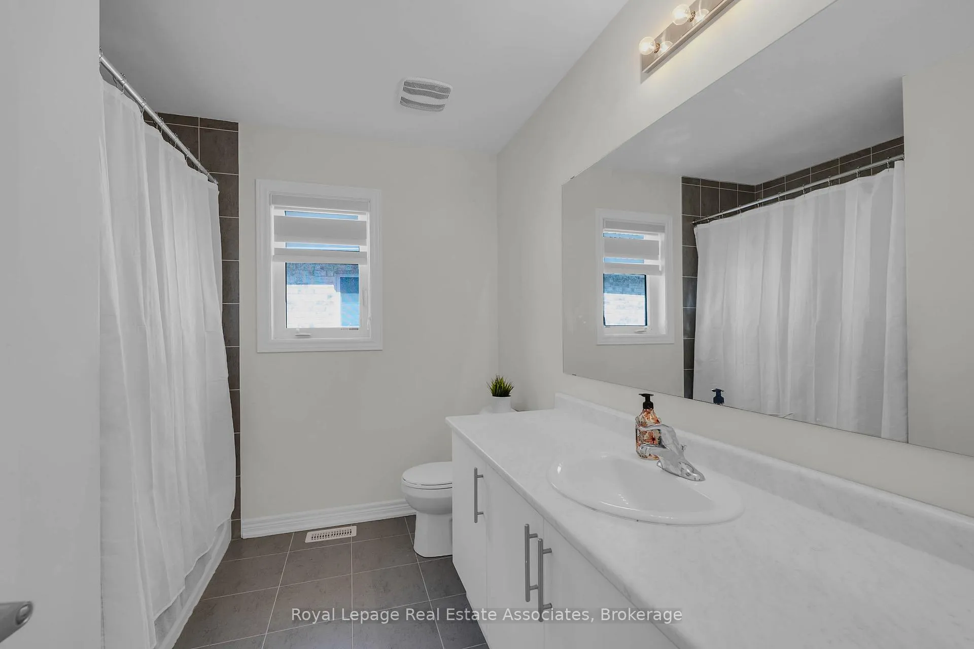 Photo 35 of 1386 Davis Loop, Innisfil, Lefroy — HOMEH