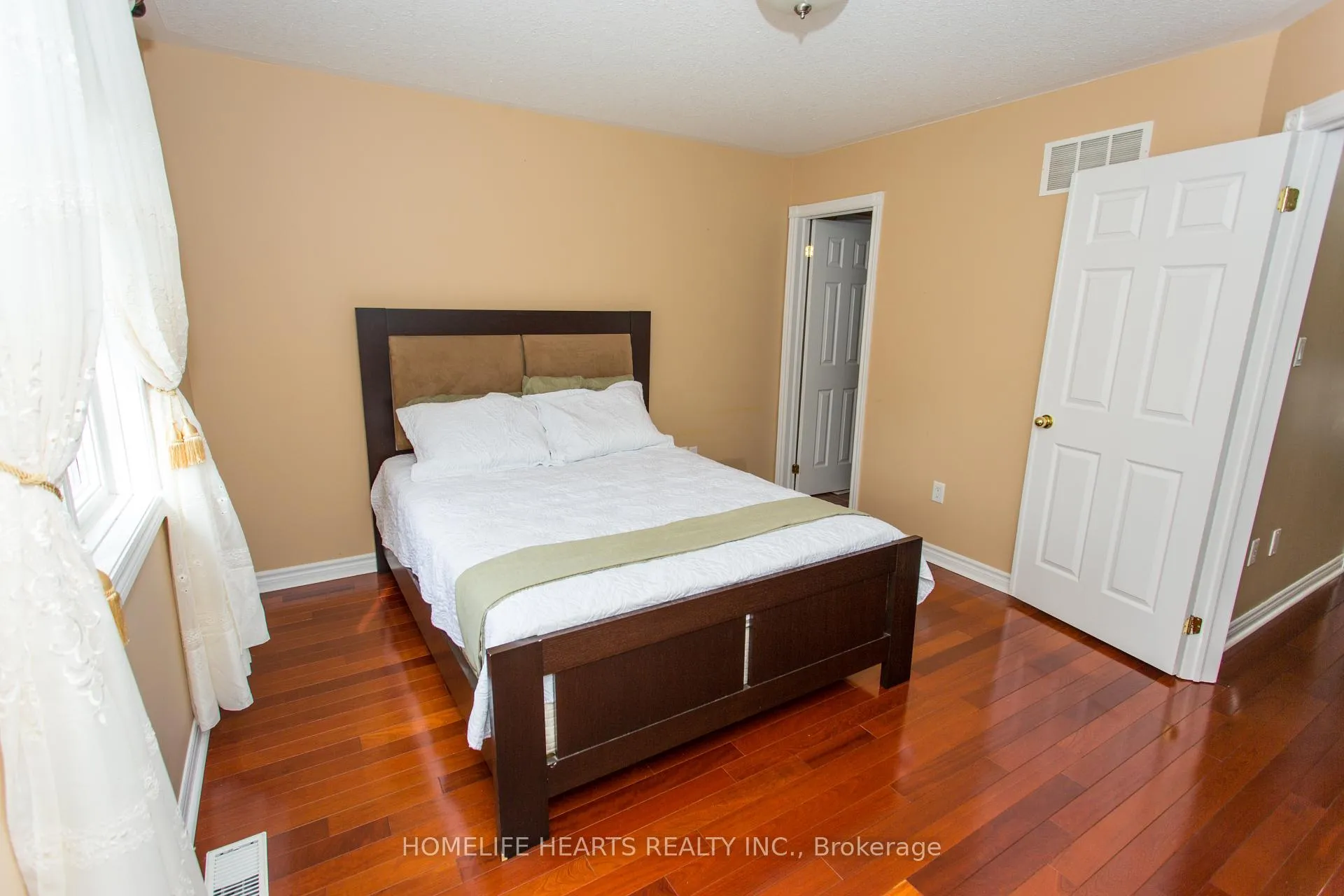 Photo 9 of 72 Forest Avenue N, Wasaga Beach — HOMEH
