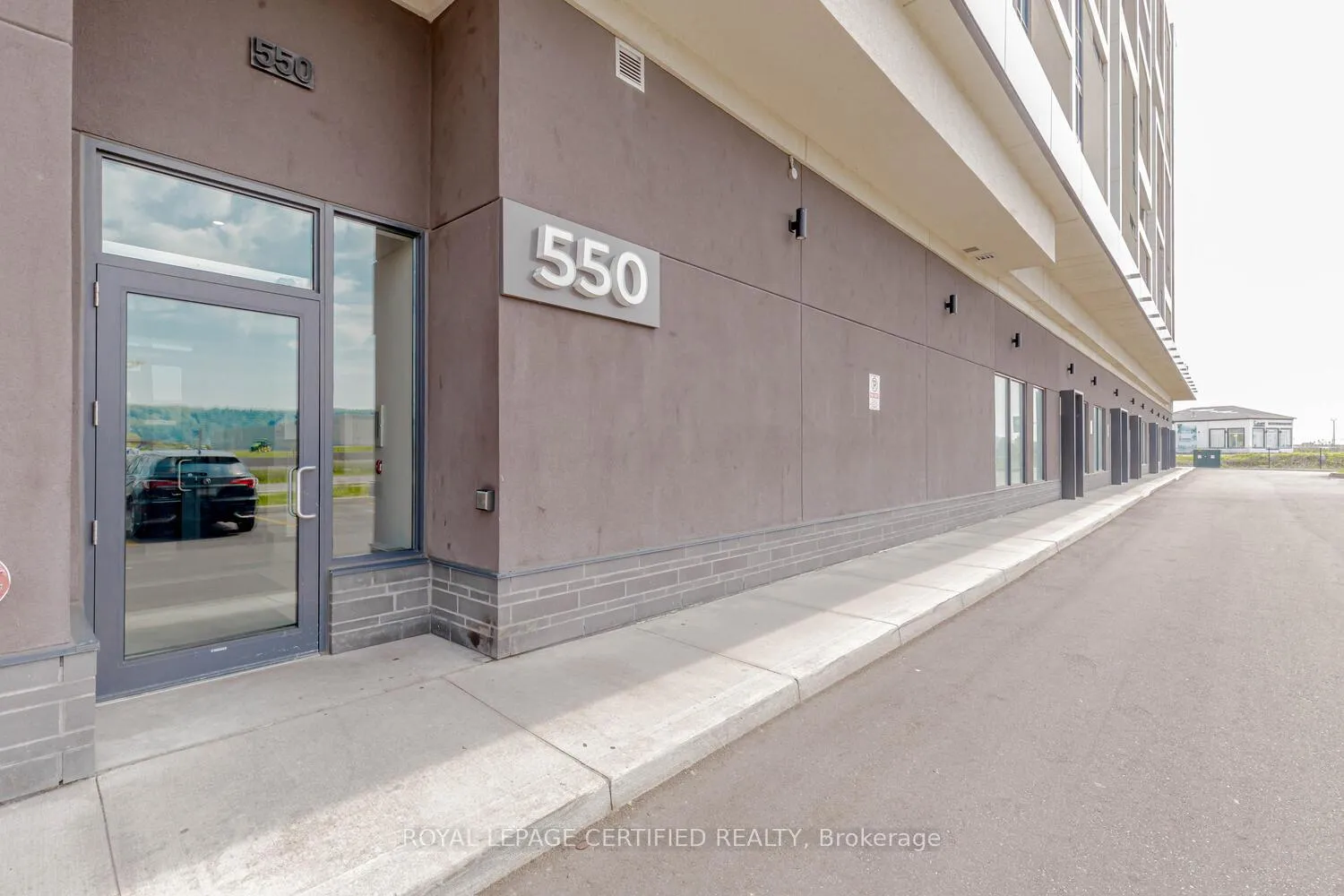 Photo 2 of Unit 906, 550 North Service Road, Grimsby, Grimsby Beach — HOMEH
