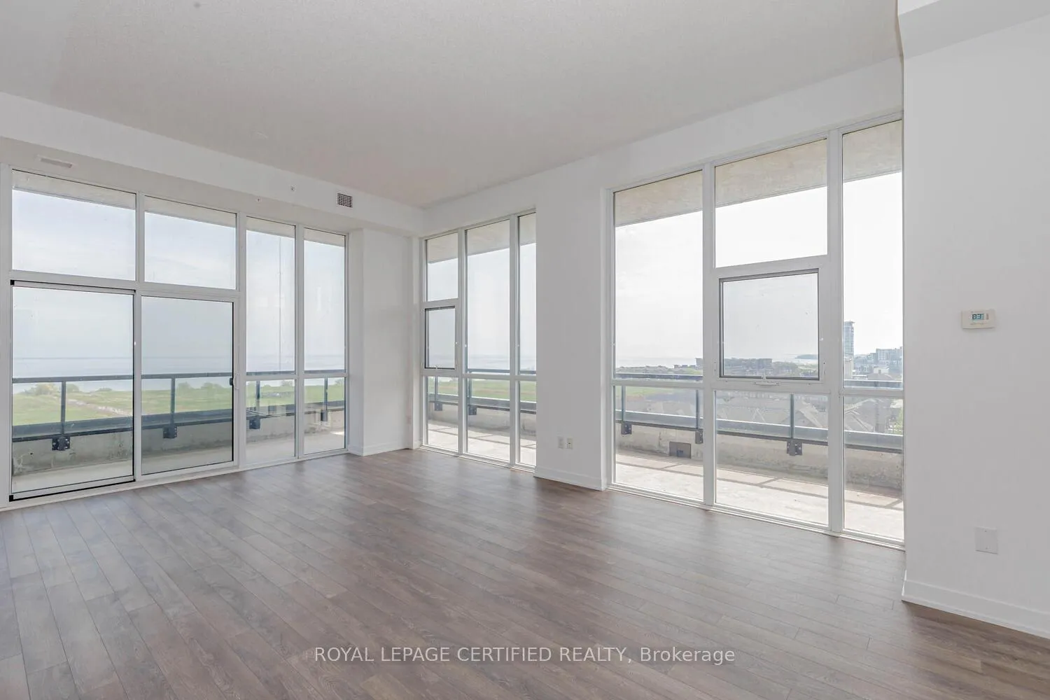 Photo 6 of Unit 906, 550 North Service Road, Grimsby, Grimsby Beach — HOMEH