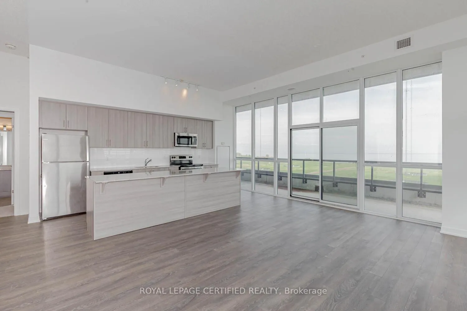 Photo 7 of Unit 906, 550 North Service Road, Grimsby, Grimsby Beach — HOMEH