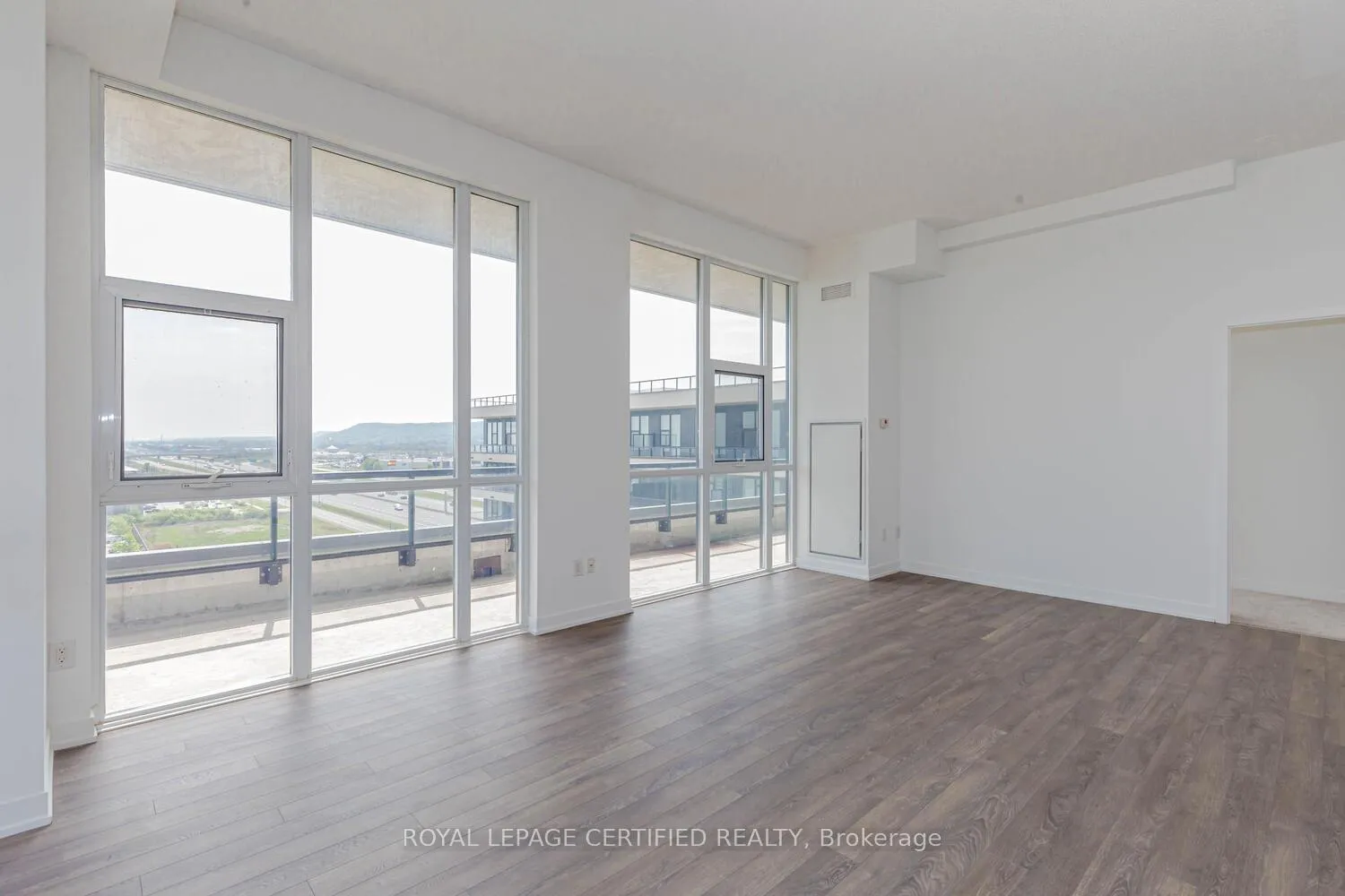 Photo 9 of Unit 906, 550 North Service Road, Grimsby, Grimsby Beach — HOMEH