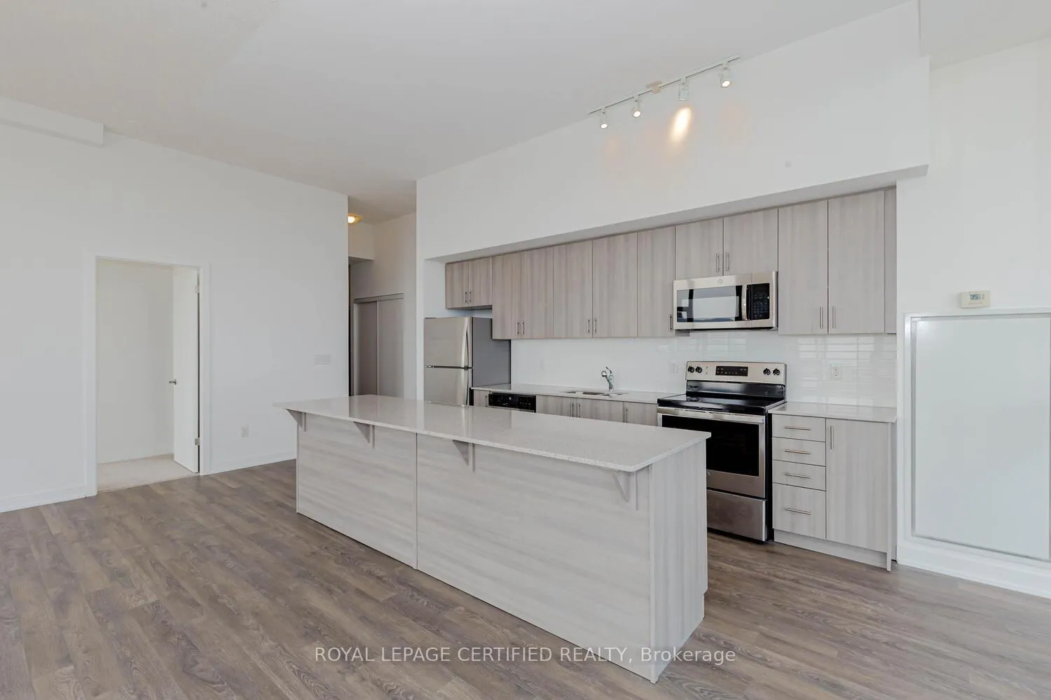 Photo 11 of Unit 906, 550 North Service Road, Grimsby, Grimsby Beach — HOMEH