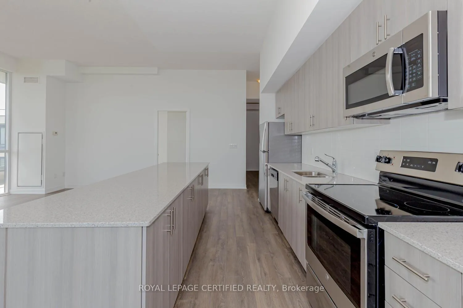 Photo 12 of Unit 906, 550 North Service Road, Grimsby, Grimsby Beach — HOMEH