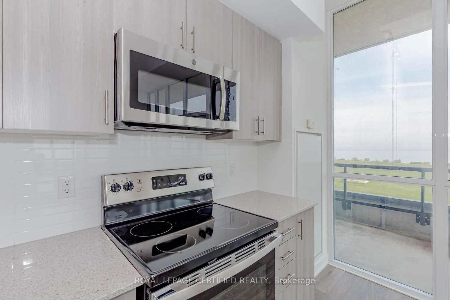 Photo 13 of Unit 906, 550 North Service Road, Grimsby, Grimsby Beach — HOMEH