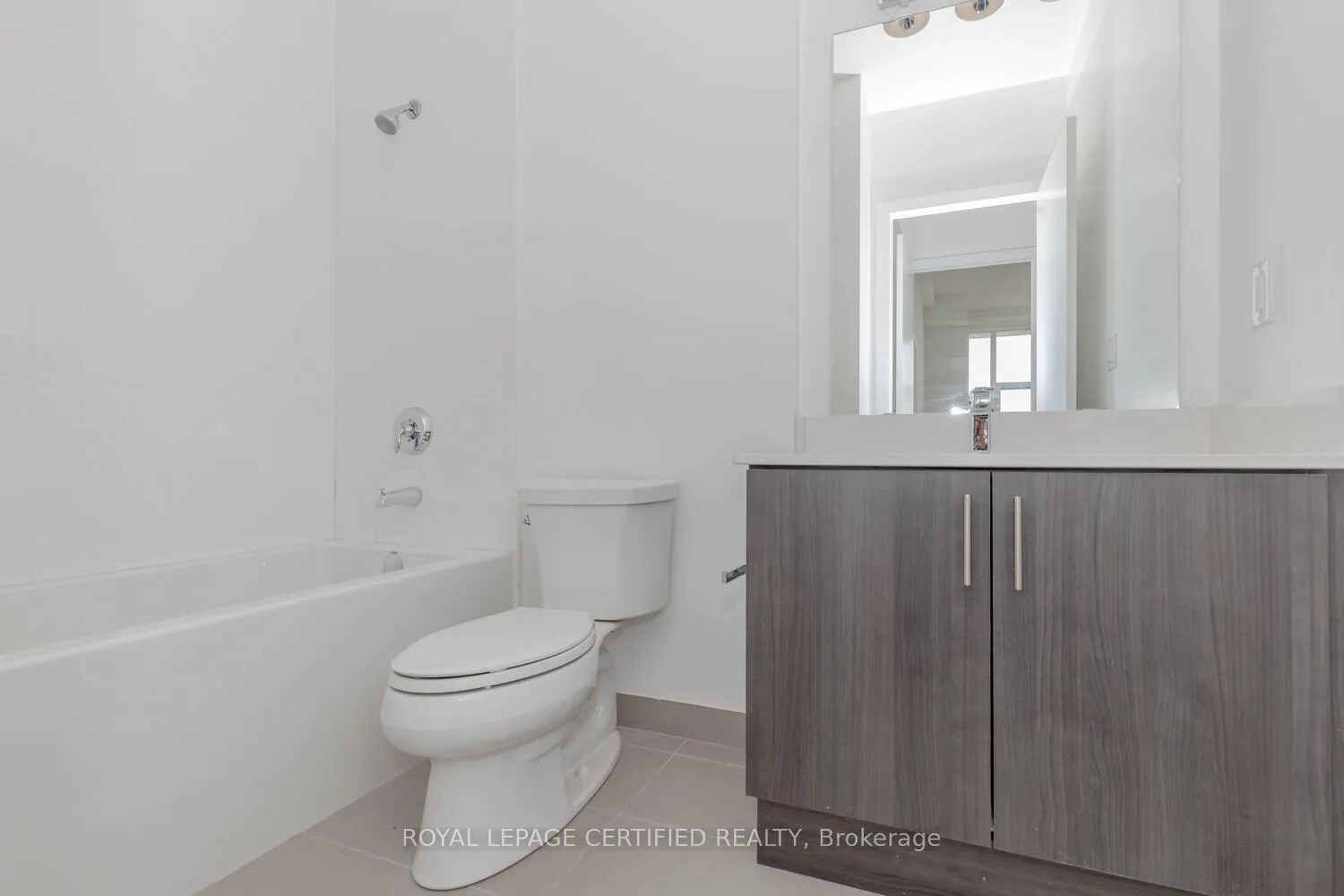 Photo 16 of Unit 906, 550 North Service Road, Grimsby, Grimsby Beach — HOMEH