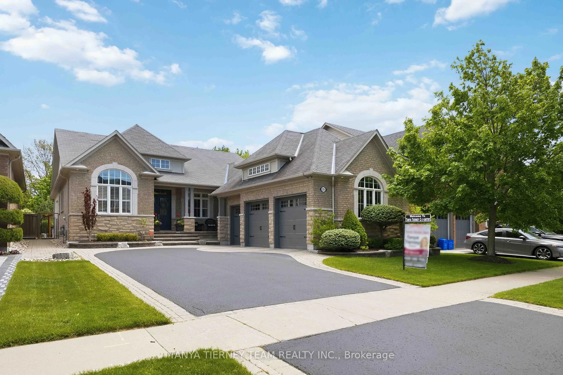 Photo 3 of 25 Montana Crescent, Whitby, Brooklin — HOMEH