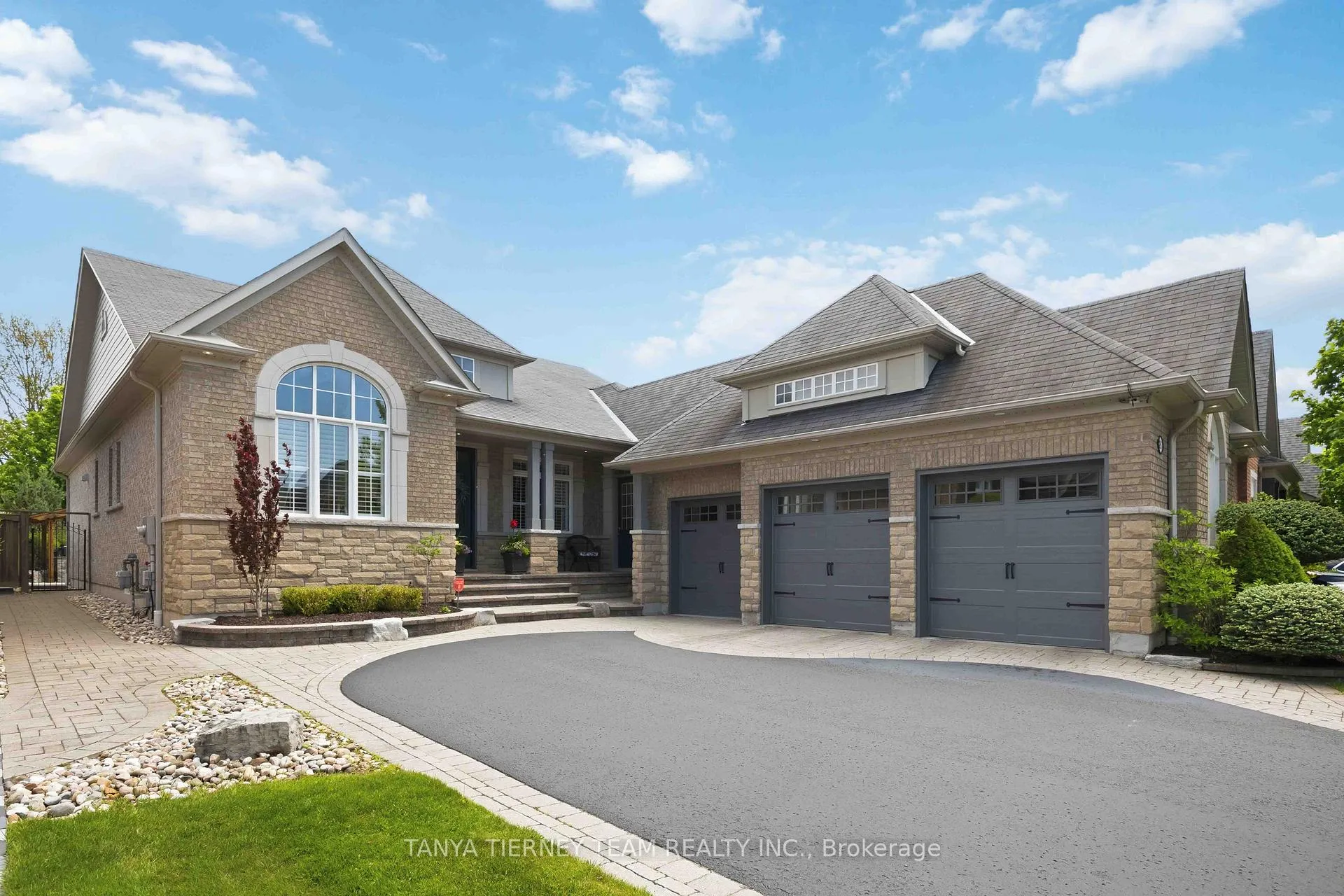 Photo 5 of 25 Montana Crescent, Whitby, Brooklin — HOMEH