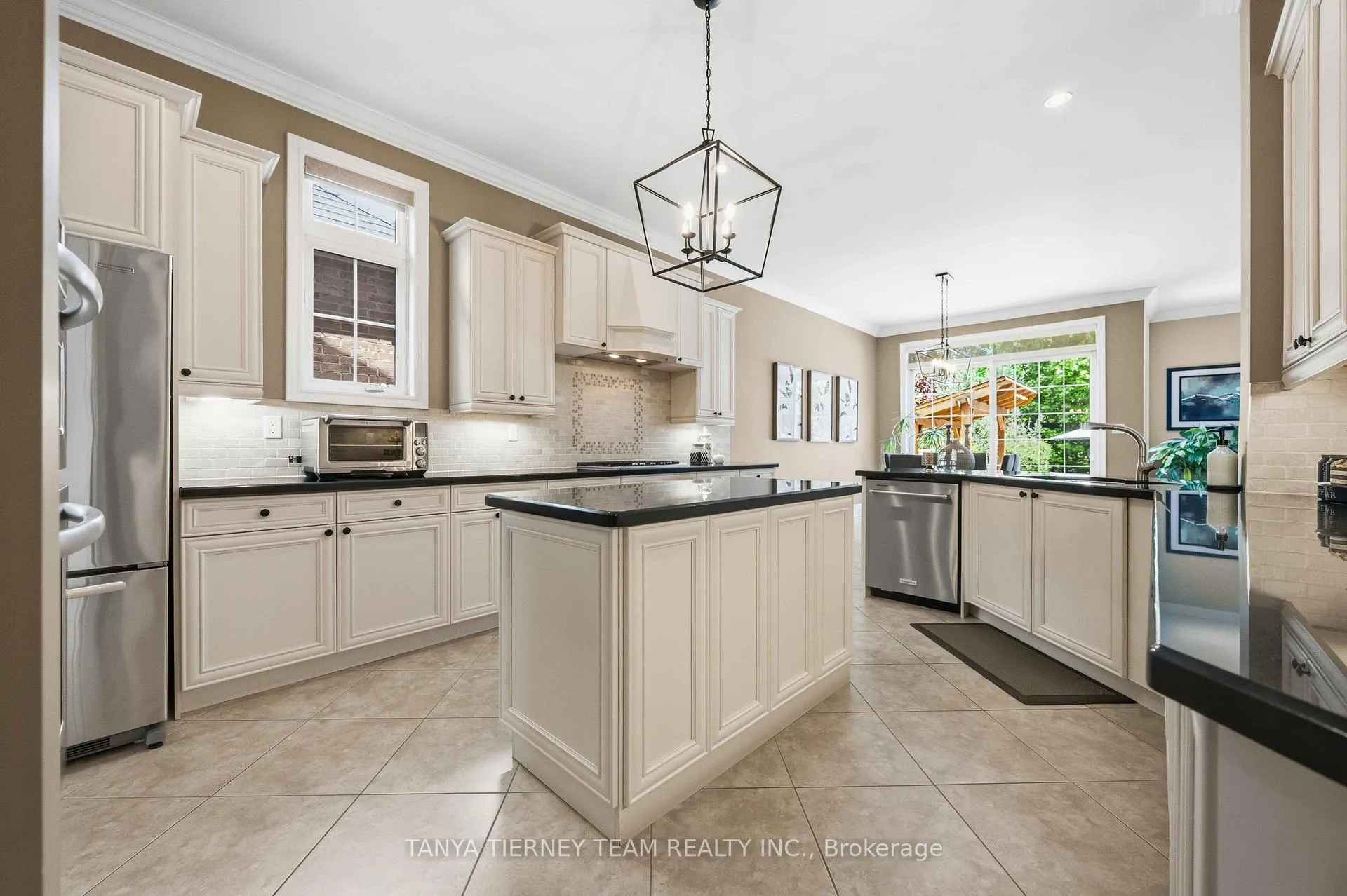 Photo 12 of 25 Montana Crescent, Whitby, Brooklin — HOMEH