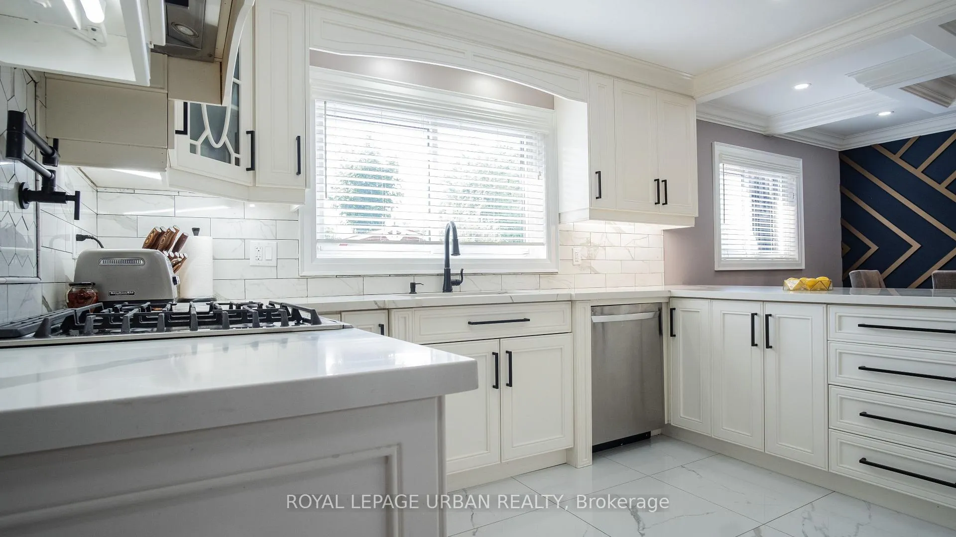 Photo 10 of 4 Deerfield Crescent, Brampton, Southgate — HOMEH