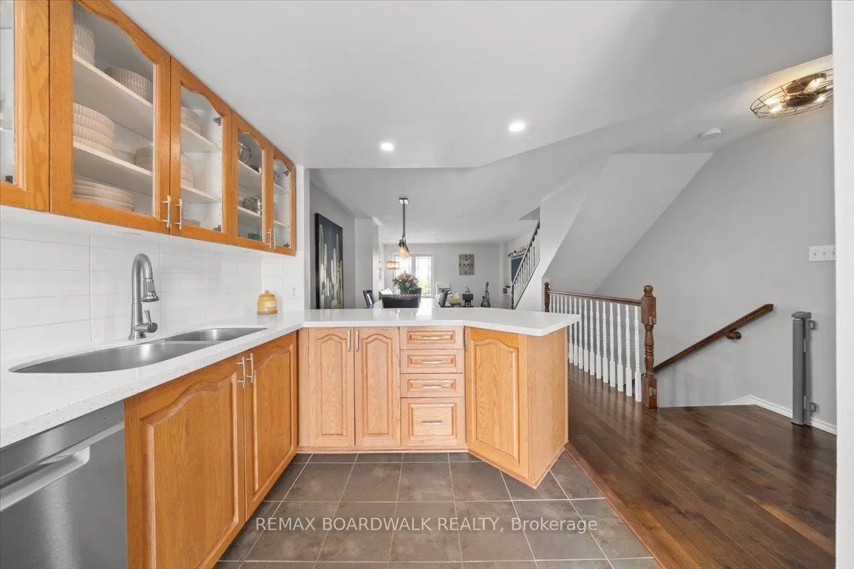 Photo 7 of 366 Crownridge Drive, Ottawa, Kanata - Emerald Meadows/Trailwest — HOMEH