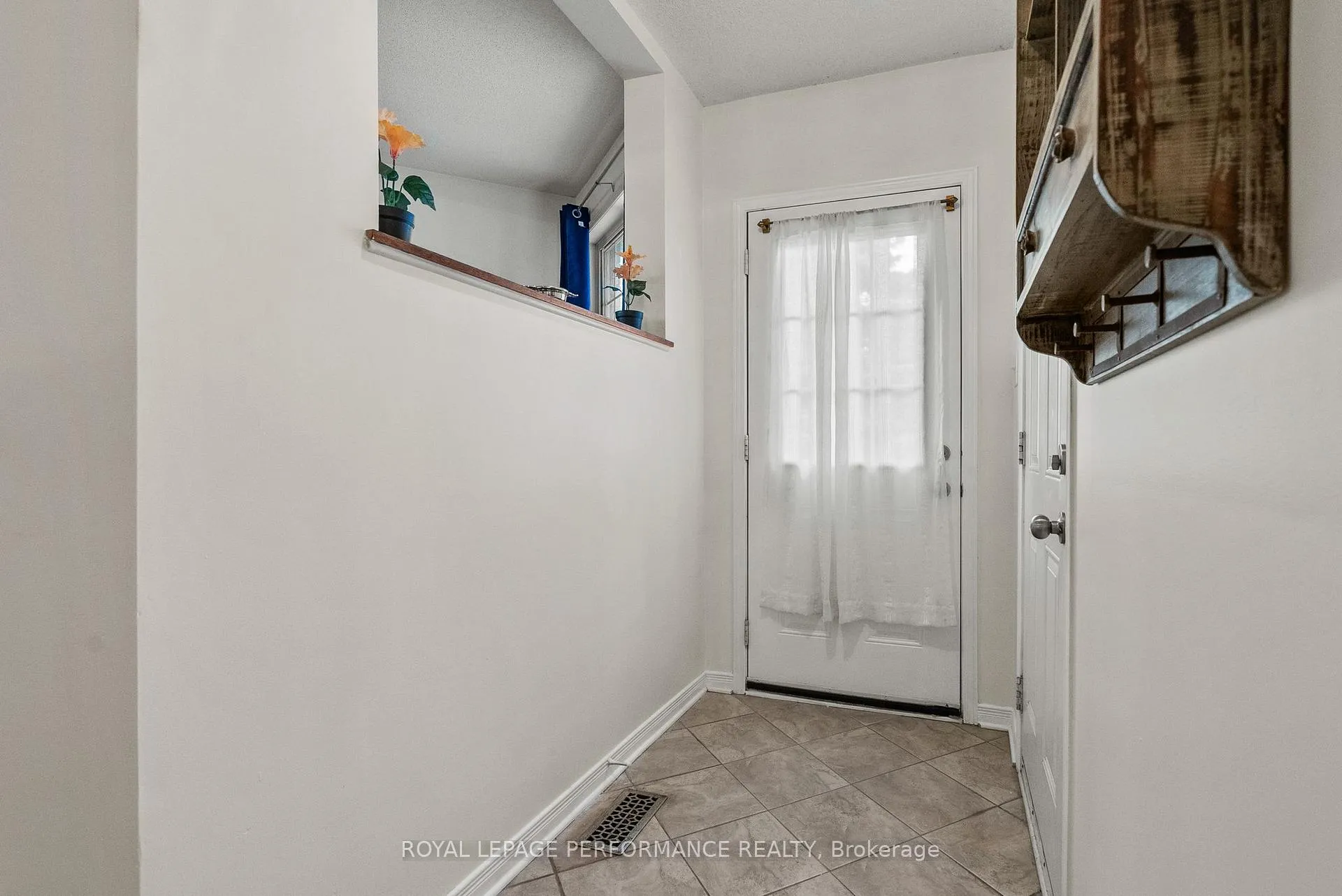 Photo 3 of 1071 Brasseur Crescent, Ottawa, Fallingbrook/Gardenway South — HOMEH