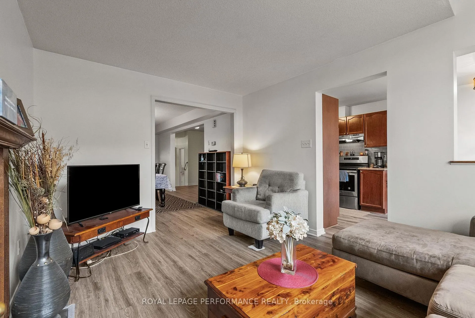Photo 9 of 1071 Brasseur Crescent, Ottawa, Fallingbrook/Gardenway South — HOMEH