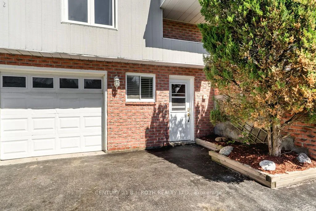 Photo 3 of 2823 Small Street, Innisfil, Stroud — HOMEH
