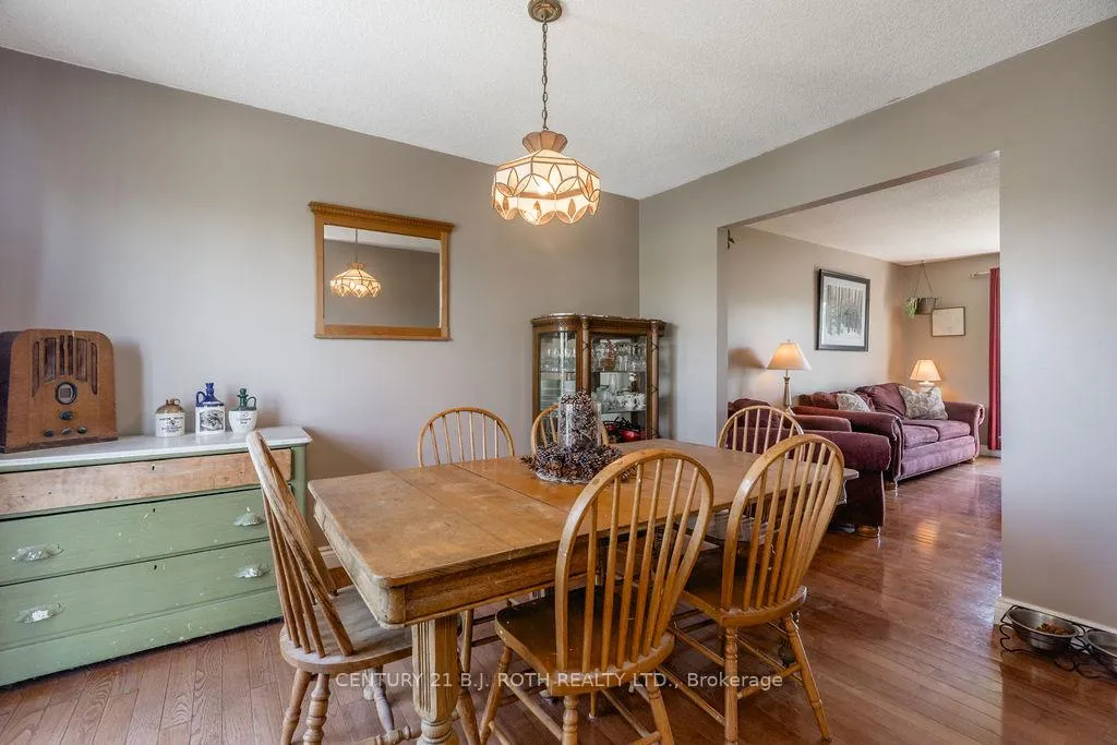 Photo 8 of 2823 Small Street, Innisfil, Stroud — HOMEH