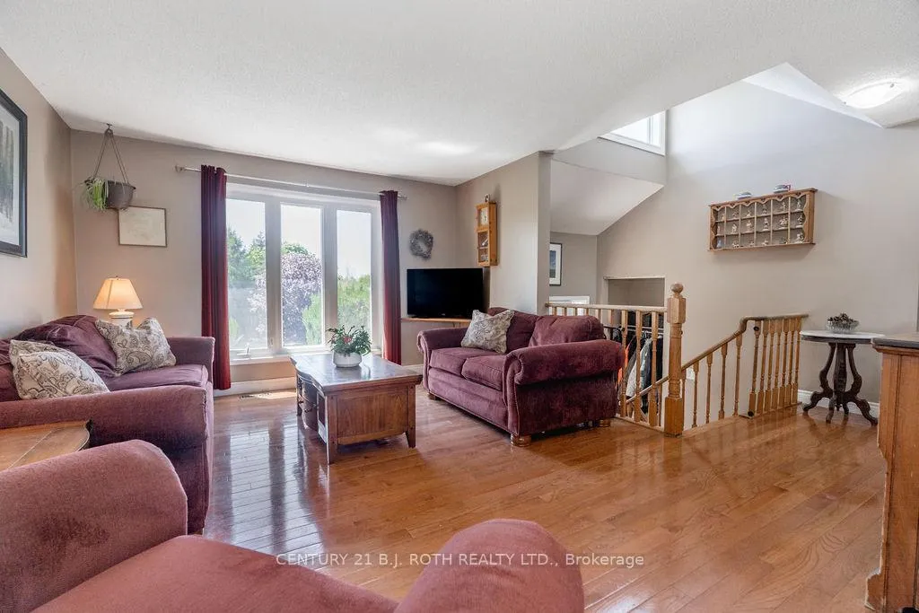 Photo 10 of 2823 Small Street, Innisfil, Stroud — HOMEH