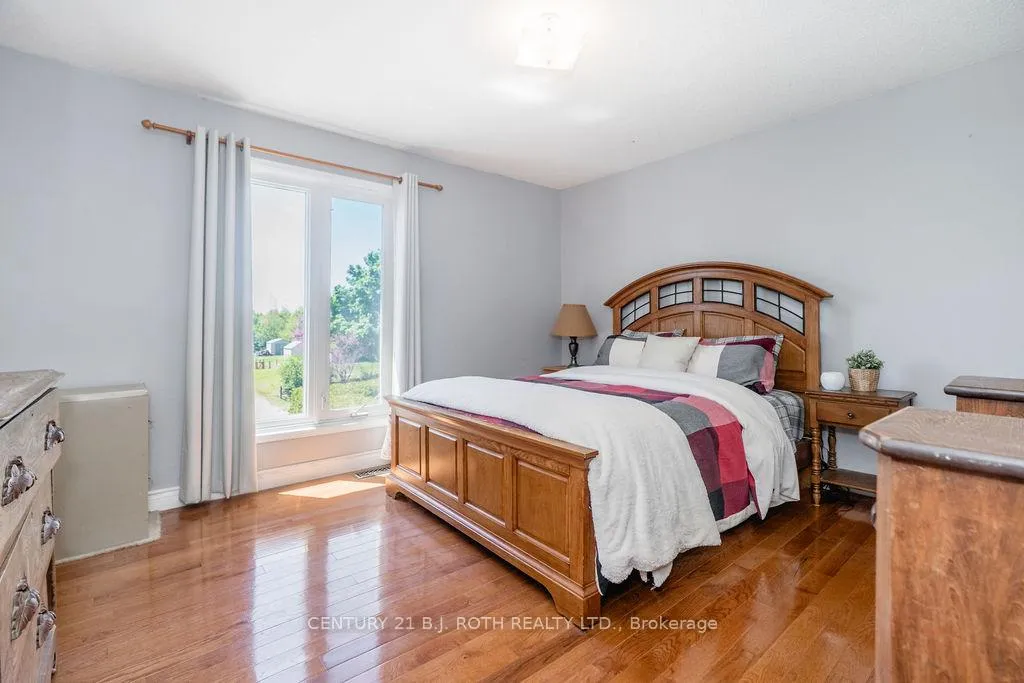 Photo 16 of 2823 Small Street, Innisfil, Stroud — HOMEH