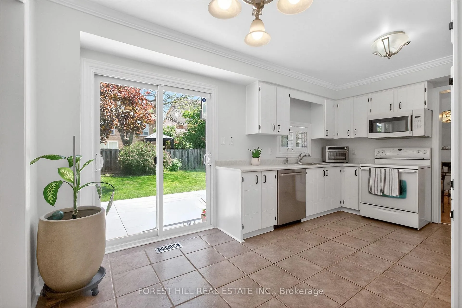 Photo 16 of 51 Winston Crescent, Whitby, Blue Grass Meadows — HOMEH