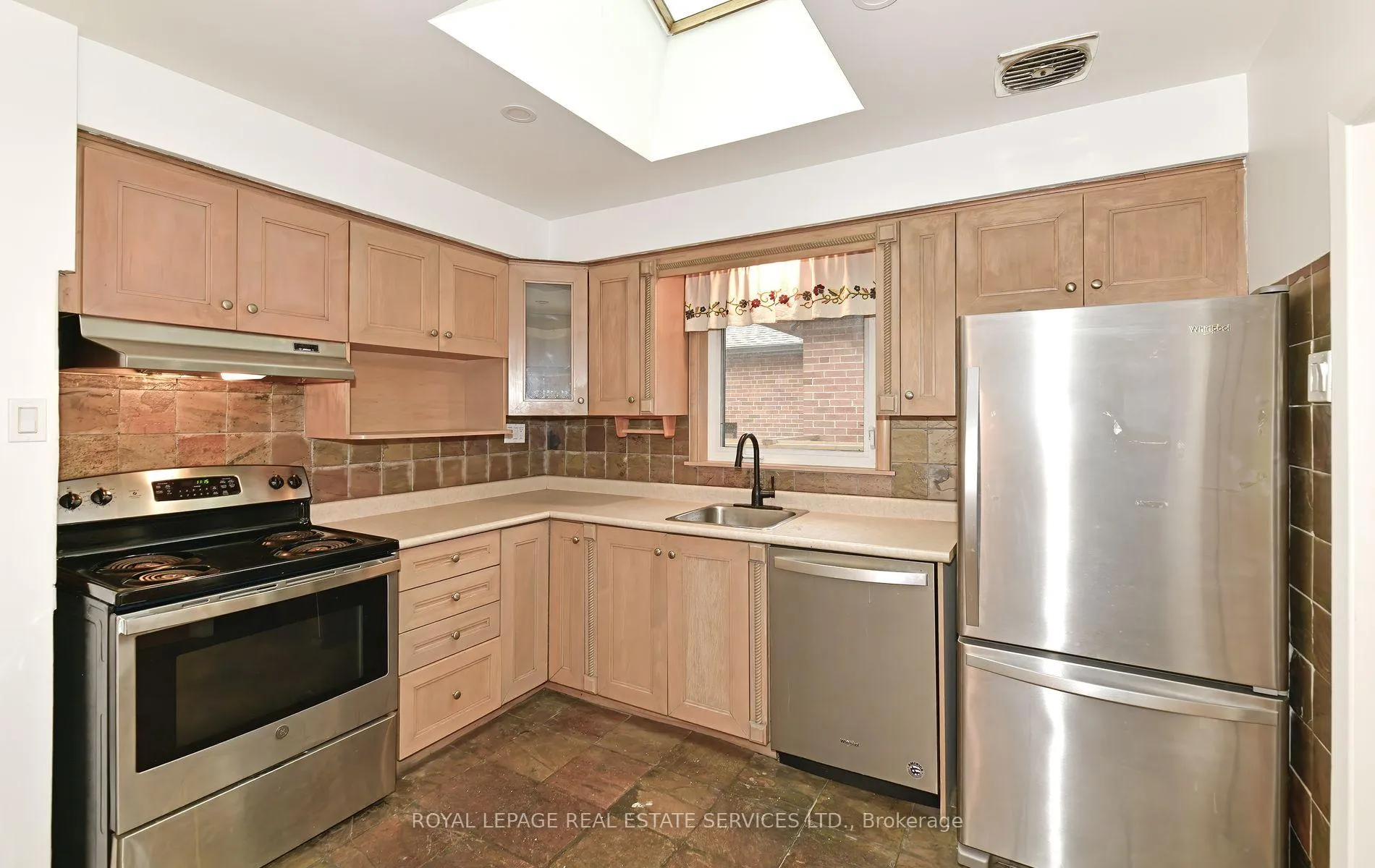 Photo 11 of 3 Kellogg Street, Etobicoke, Stonegate-Queensway — HOMEH