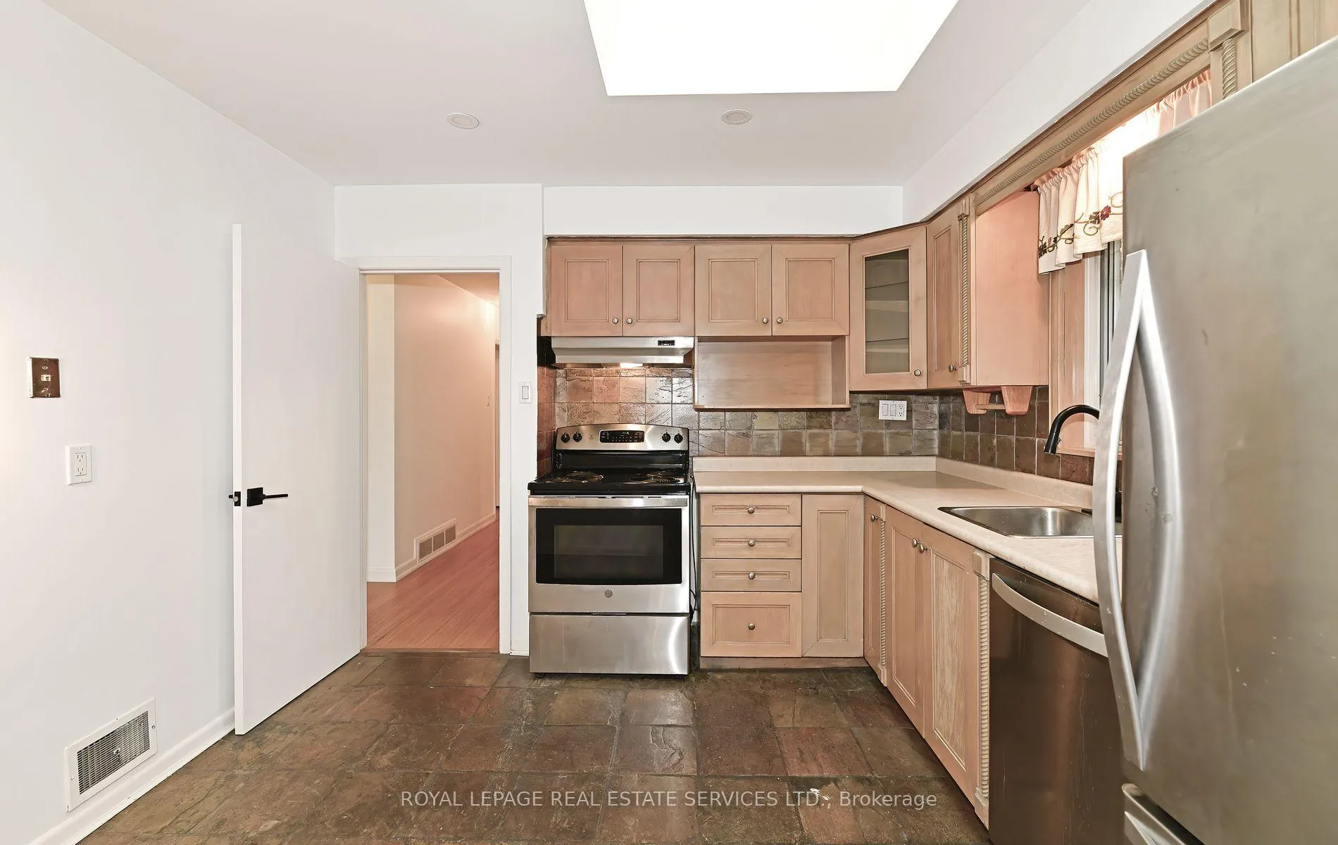 Photo 12 of 3 Kellogg Street, Etobicoke, Stonegate-Queensway — HOMEH