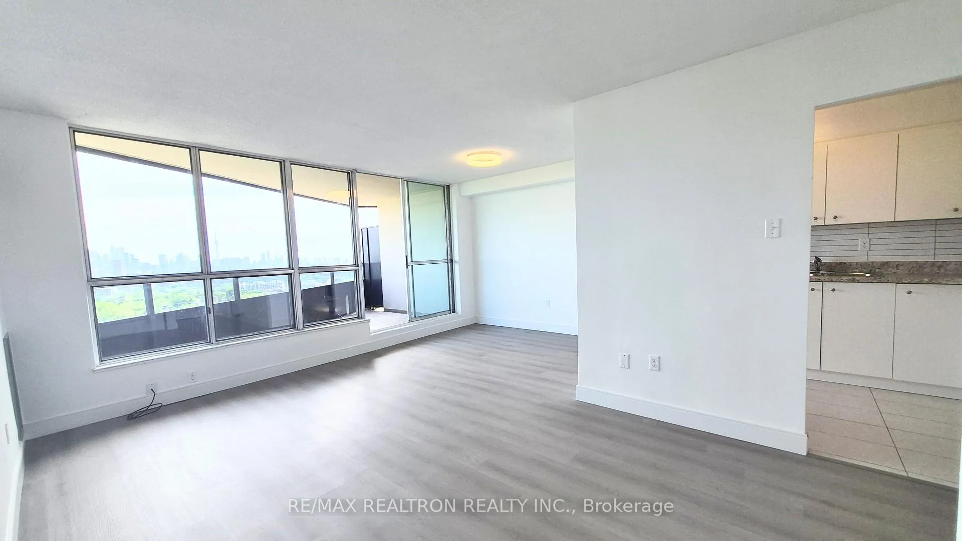 Photo 4 of Unit 2002, 21 Vaughan Road, Toronto, Wychwood — HOMEH