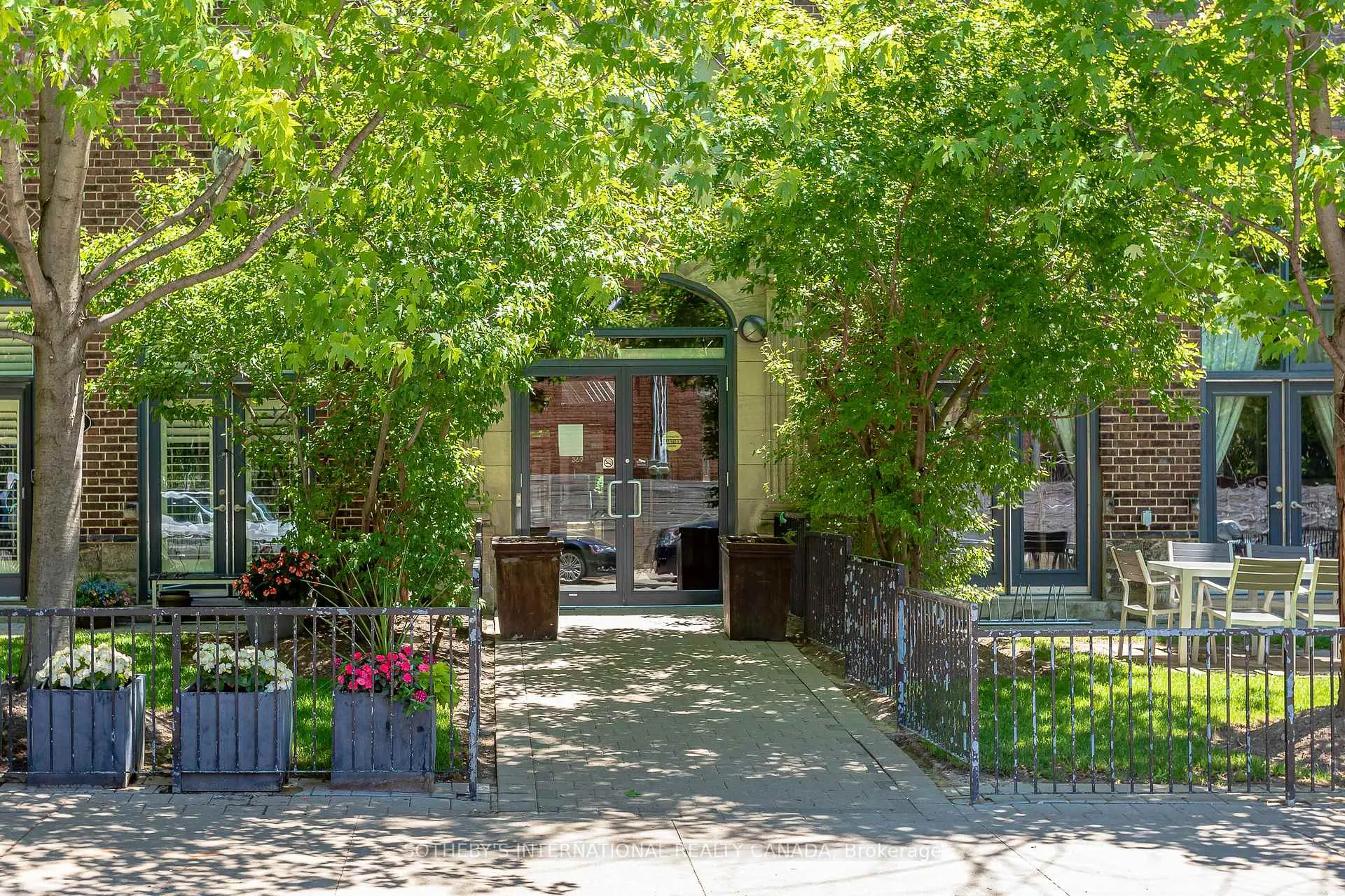 Photo 3 of Unit 402, 369 Sorauren Avenue, Toronto, Roncesvalles — HOMEH