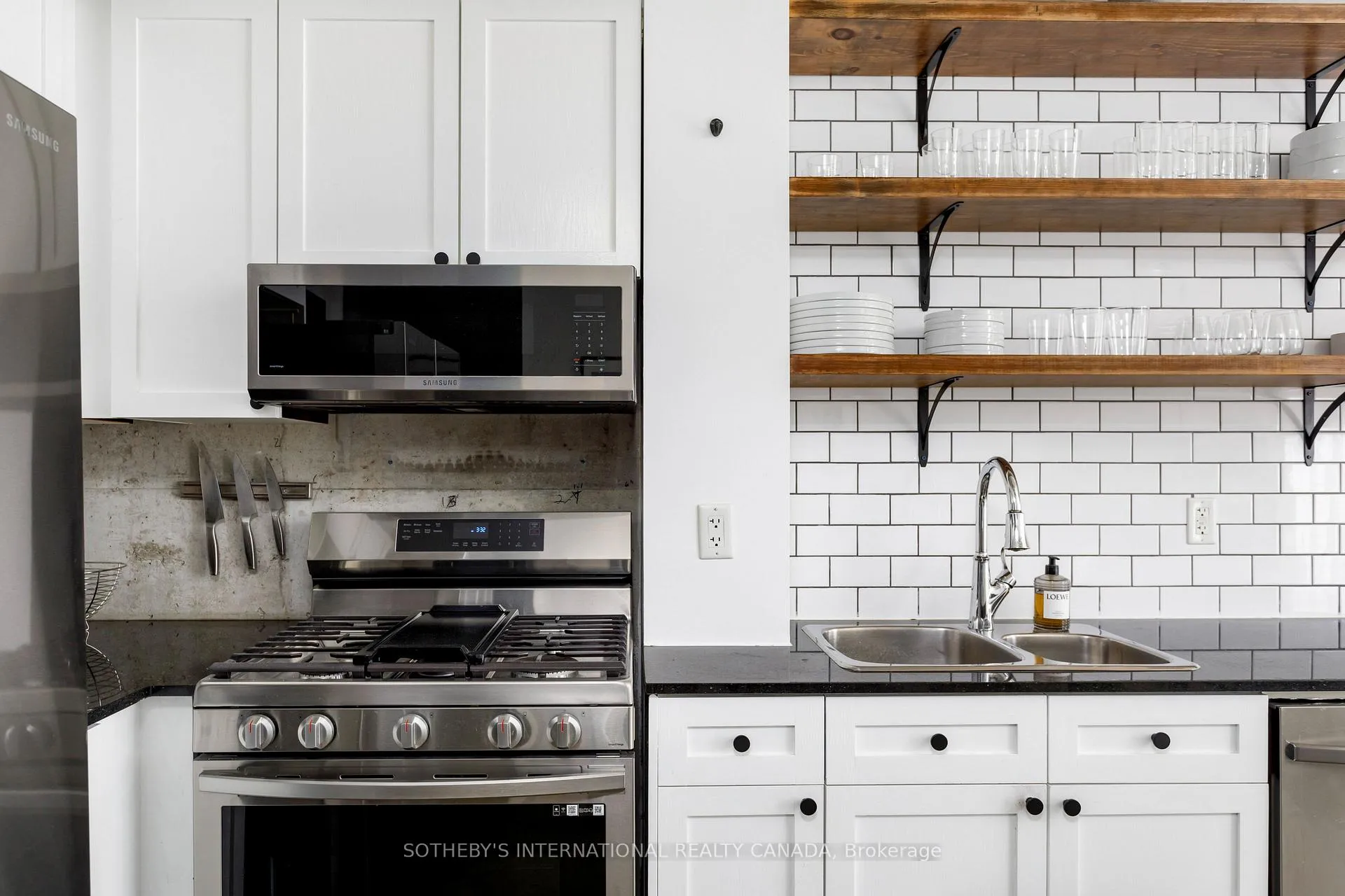 Photo 9 of Unit 402, 369 Sorauren Avenue, Toronto, Roncesvalles — HOMEH