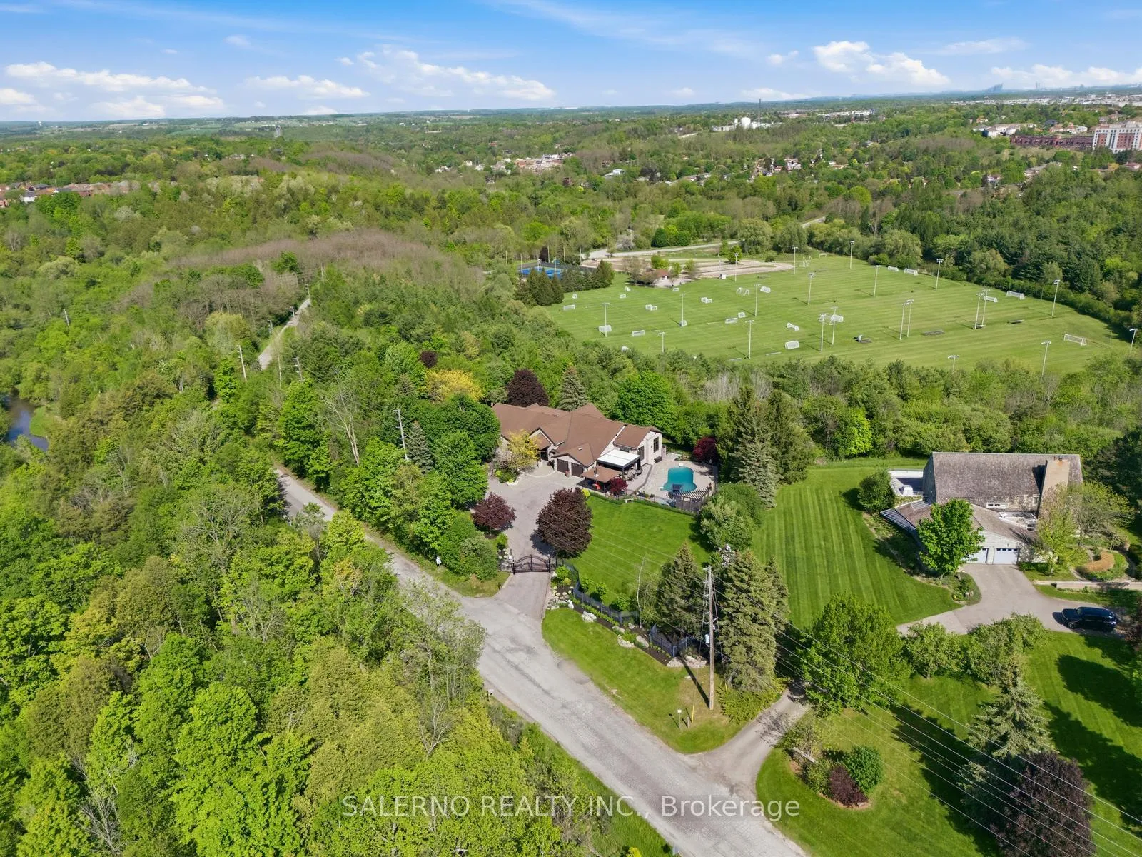 Photo 2 of 500 Glasgow Road, Caledon, Bolton West — HOMEH