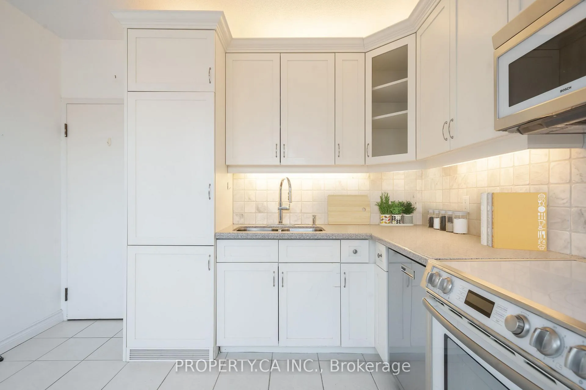 Photo 4 of Unit 606, 55a Avenue Road, Toronto, The Annex — HOMEH