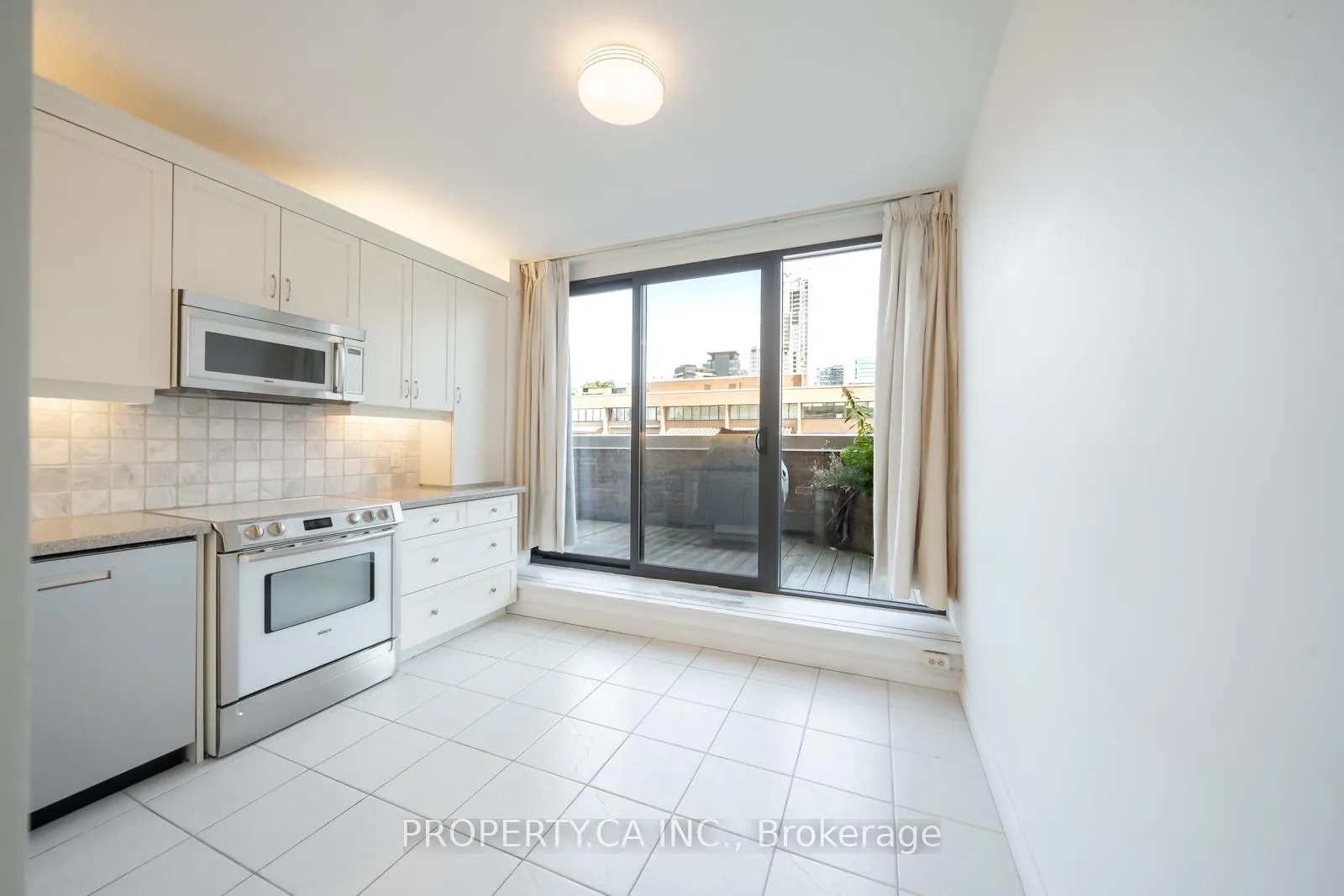 Photo 5 of Unit 606, 55a Avenue Road, Toronto, The Annex — HOMEH