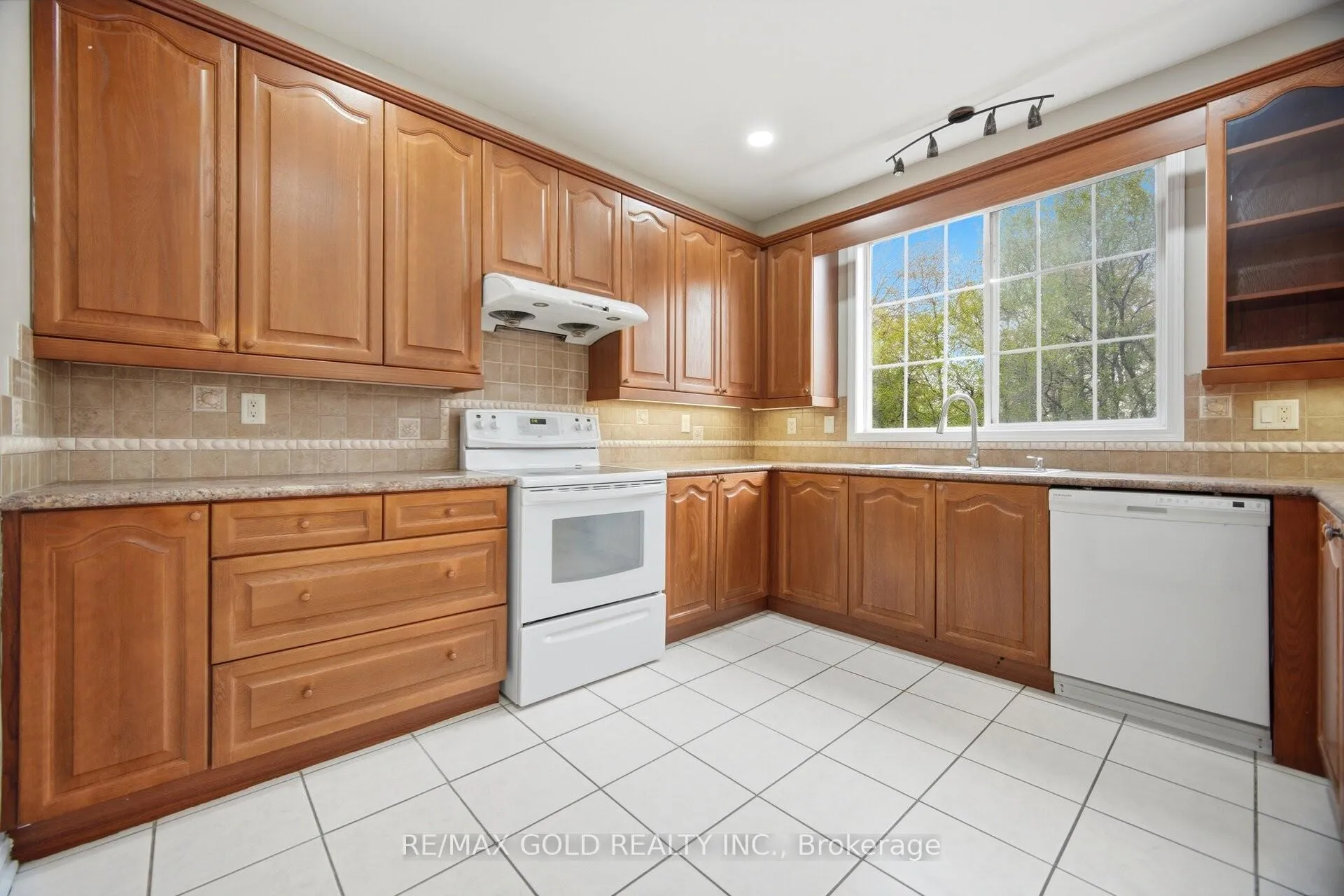 Photo 9 of 22 Cosmo Court, Brampton, Vales of Castlemore — HOMEH