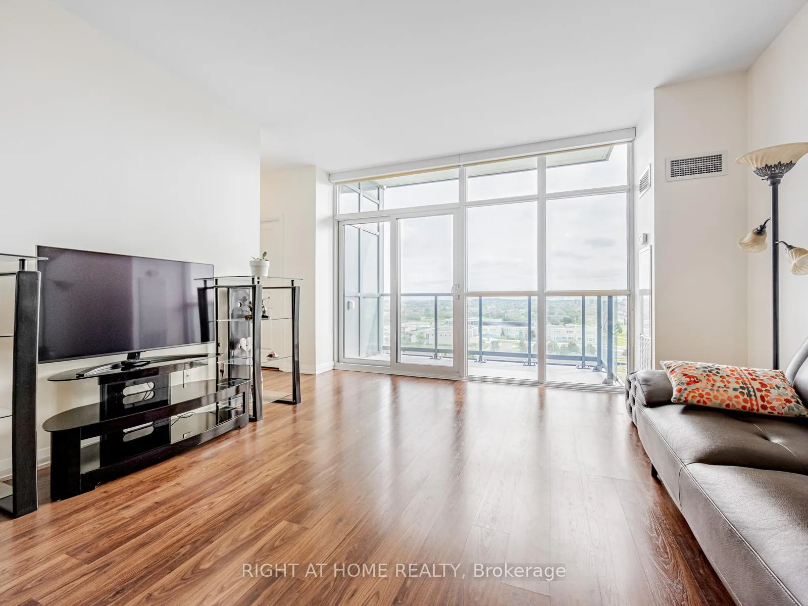 Photo 5 of Unit 1010, 65 Oneida Crescent, Richmond Hill, Langstaff — HOMEH