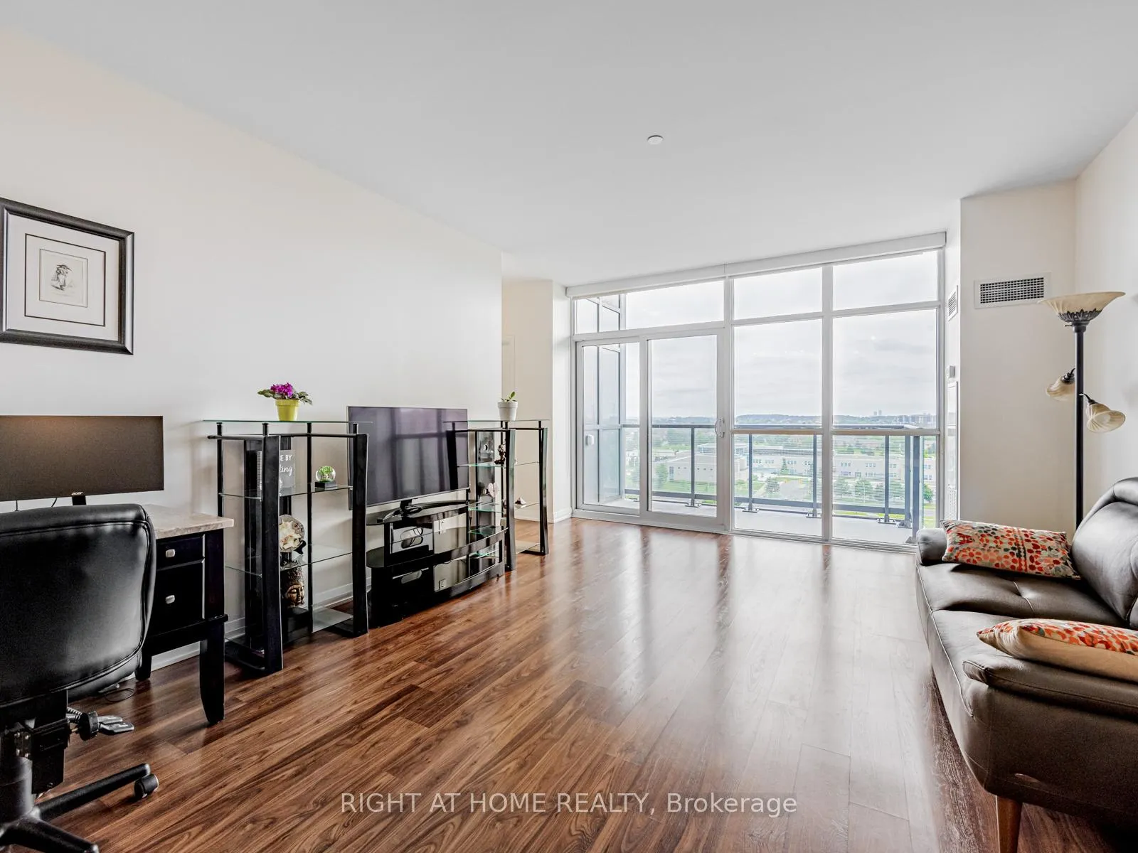 Photo 6 of Unit 1010, 65 Oneida Crescent, Richmond Hill, Langstaff — HOMEH