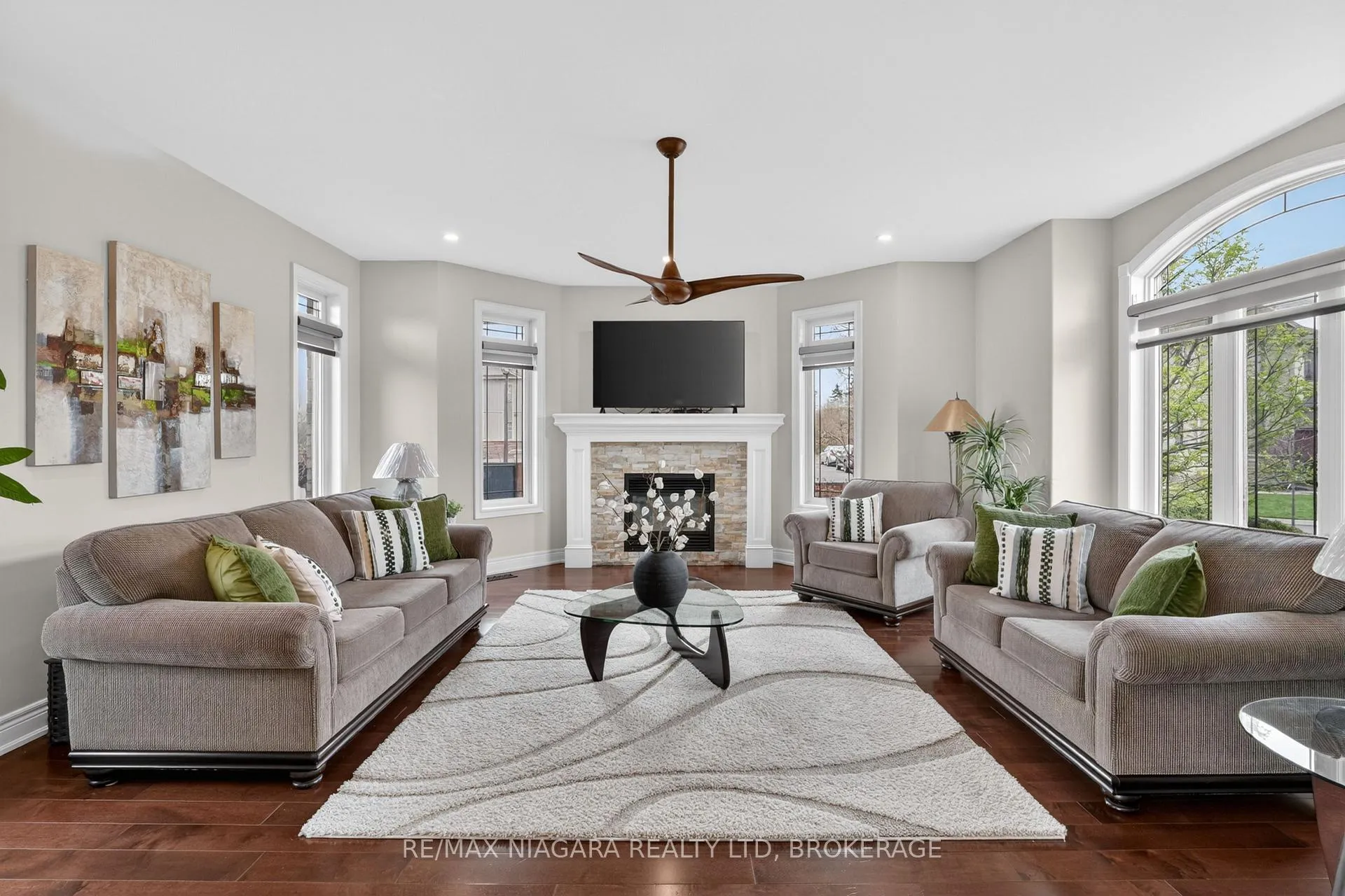 Photo 6 of 60 Mackenzie King Avenue, St. Catharines, Secord Woods — HOMEH