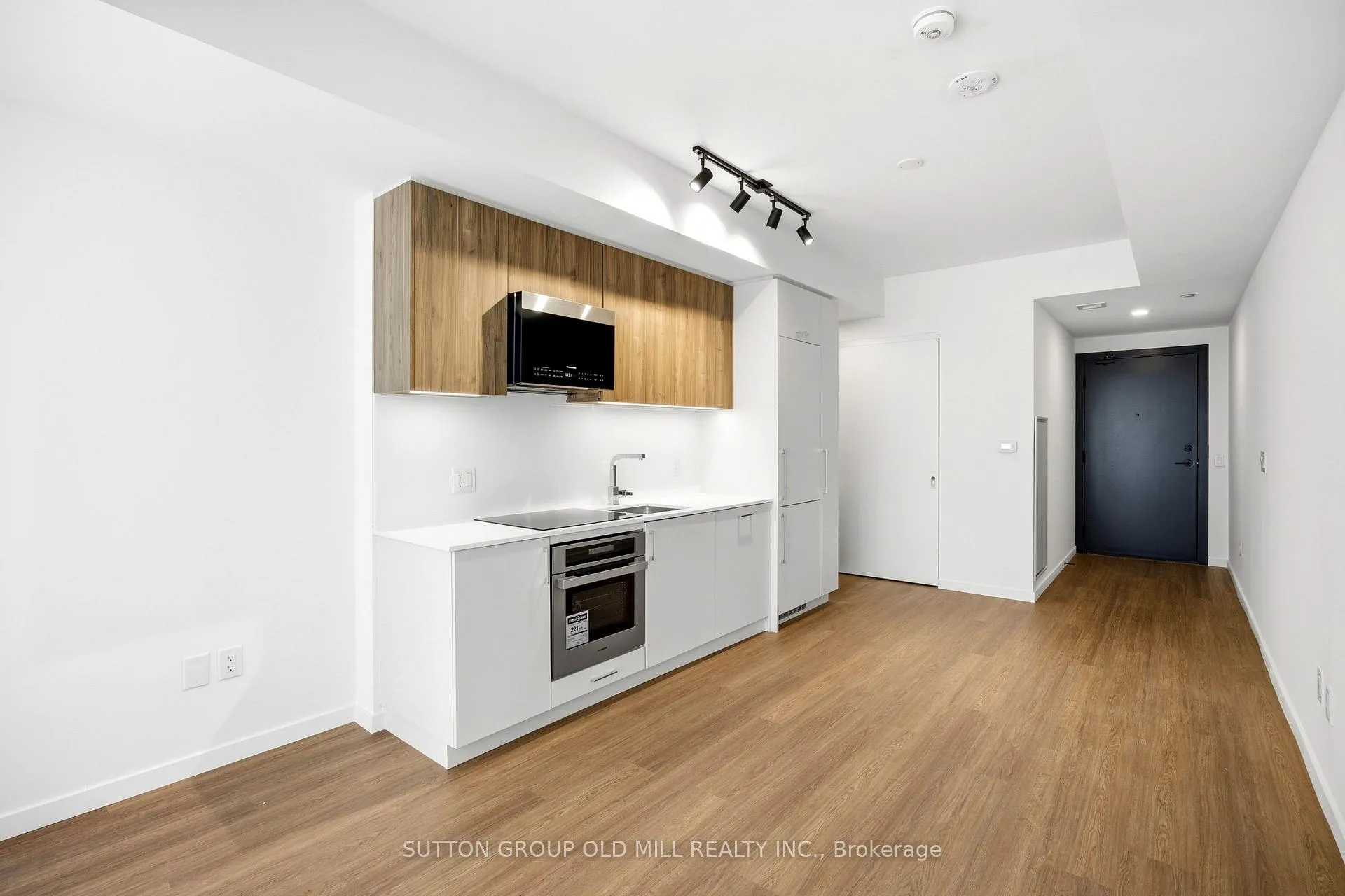 Photo 10 of Unit 329, 689 The Queensway, Etobicoke, Stonegate-Queensway — HOMEH