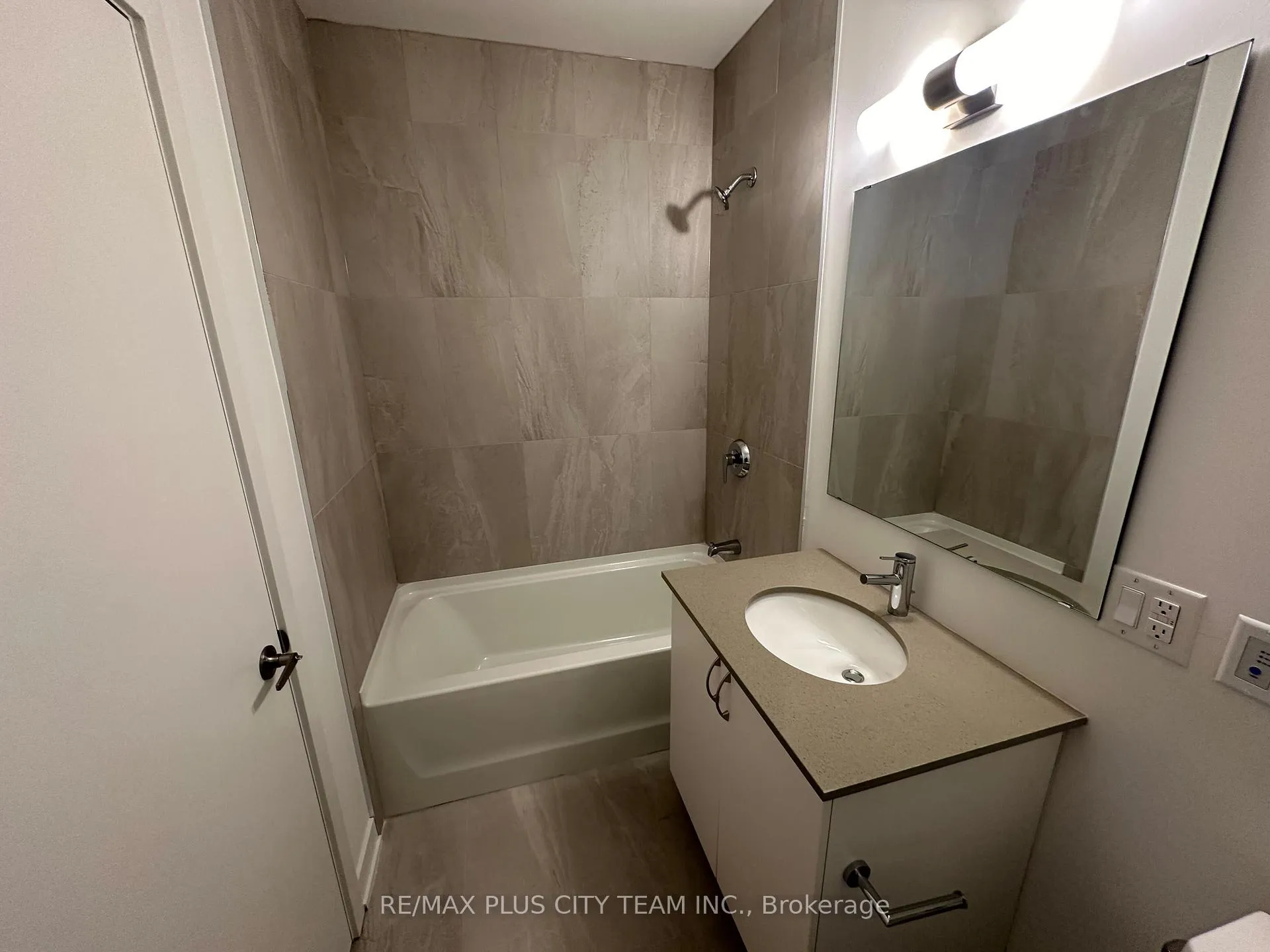 Photo 14 of Unit 1108, 56 Lakeside Terrace, Barrie, Little Lake — HOMEH