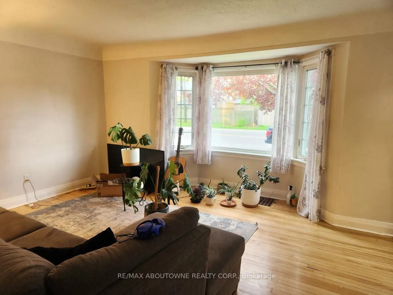 Photo 3 of 295 Queensdale Avenue E, Hamilton, Inch Park — HOMEH