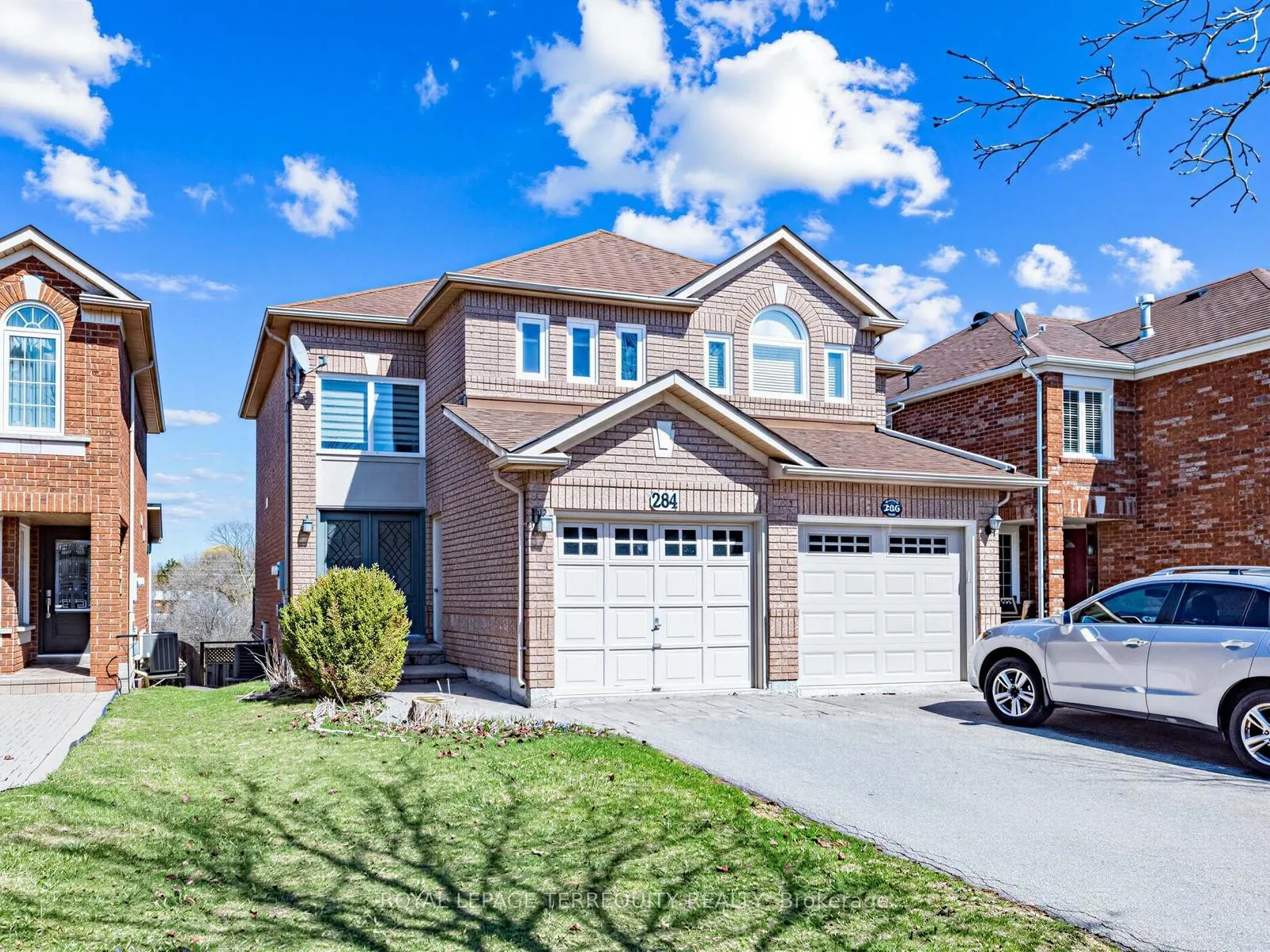 Photo 2 of 284 Pinnacle Trail, Aurora, Bayview Wellington — HOMEH
